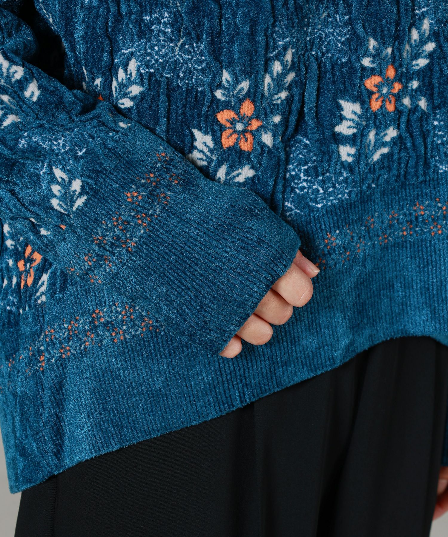Mame Kurogouchi(マメ クロゴウチ)】 Floral Motif Chenille Knited