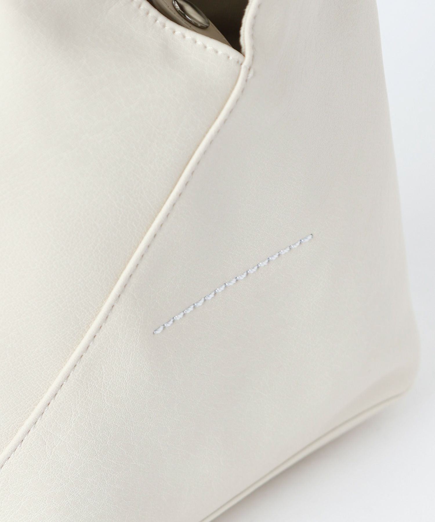 Maison Margielaメゾンマルジェラボディバッグ オフホワイトエナメル MM6 Maison Margiela(エムエムシックス メゾン マルジェラ)】 Japanese