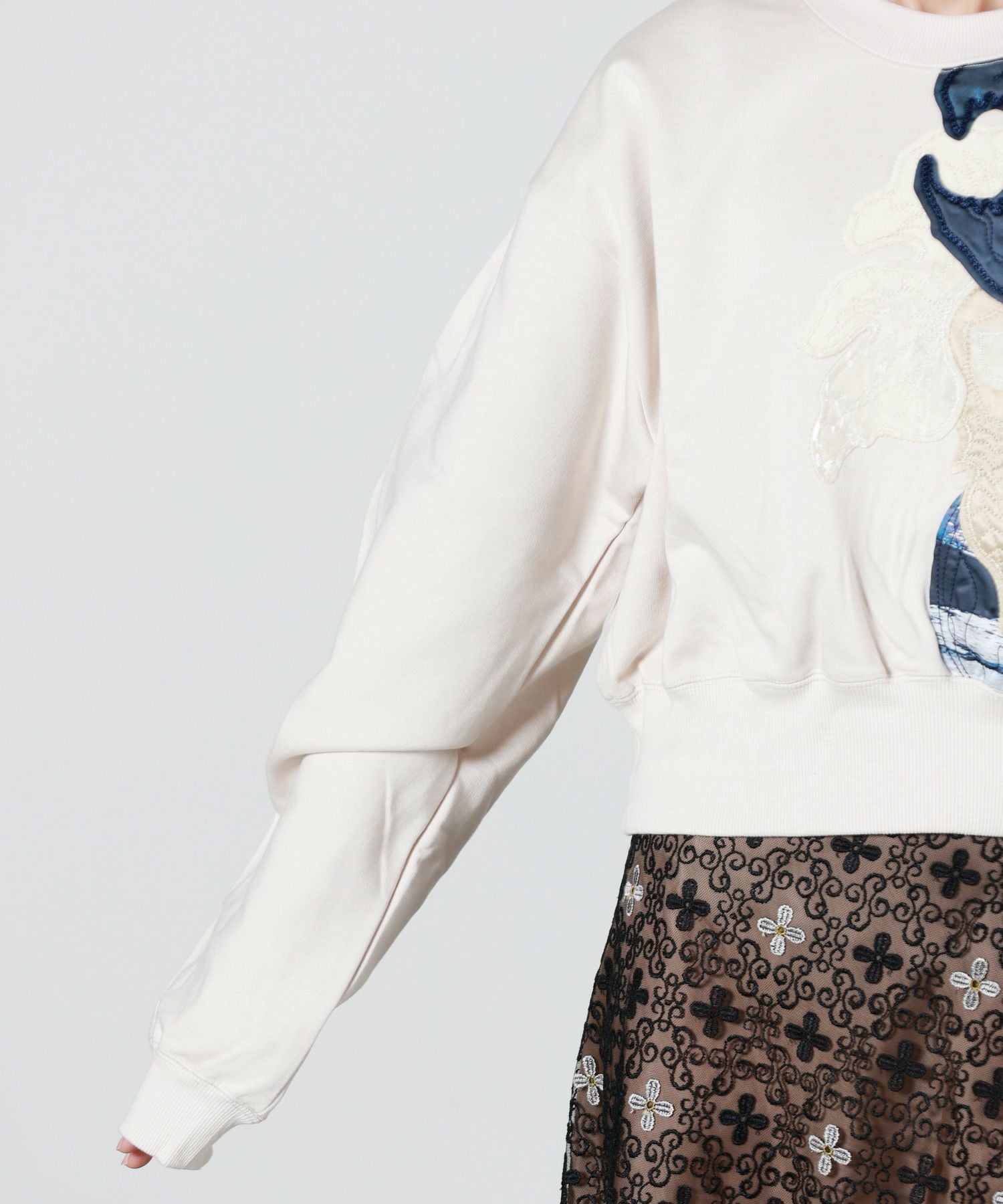 MURRAL(ミューラル)】 Patchwork embroidered sweatshirt｜PARIGOT