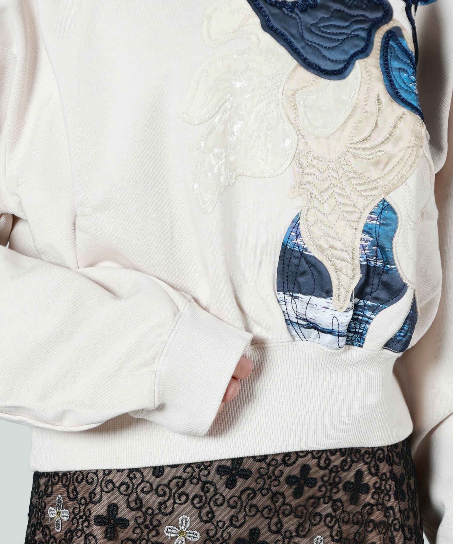 MURRAL(ミューラル)】 Patchwork embroidered sweatshirt｜PARIGOT