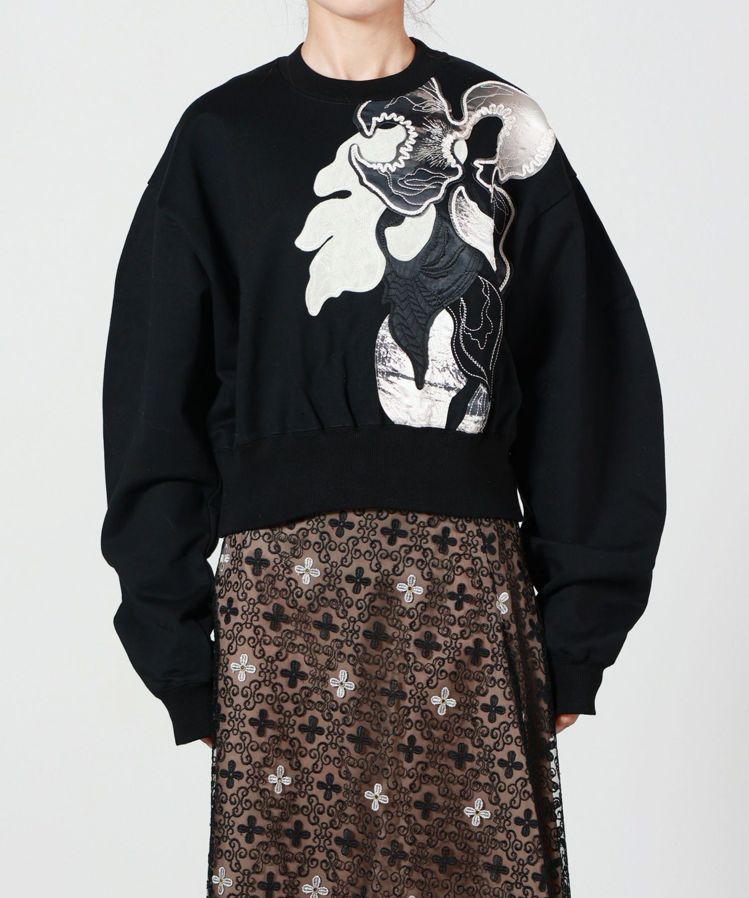 MURRAL(ミューラル)】 Patchwork embroidered sweatshirt｜PARIGOT