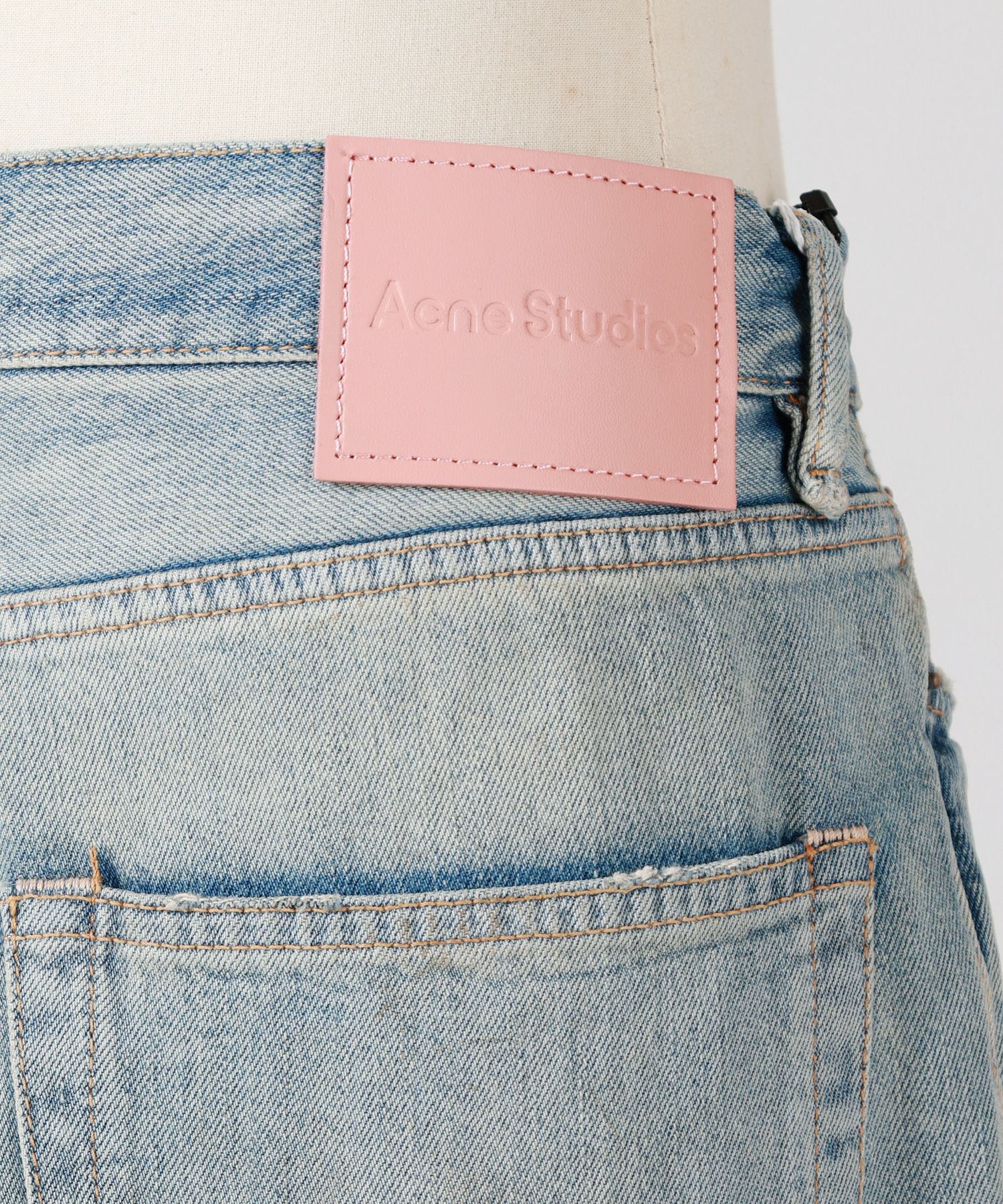 Acne Studios(アクネストゥディオズ)】 ルーズフィットジーンズ