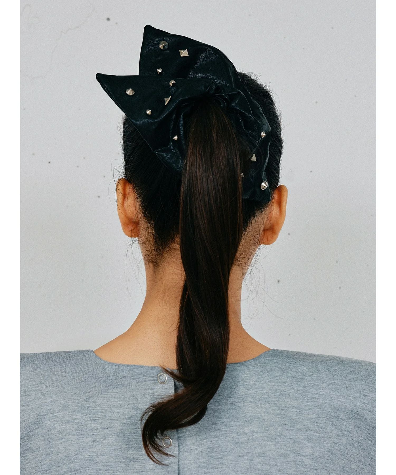 HEYEP(ヘイップ)】 Faux Leather Studded Scrunchie｜PARIGOT ONLINE