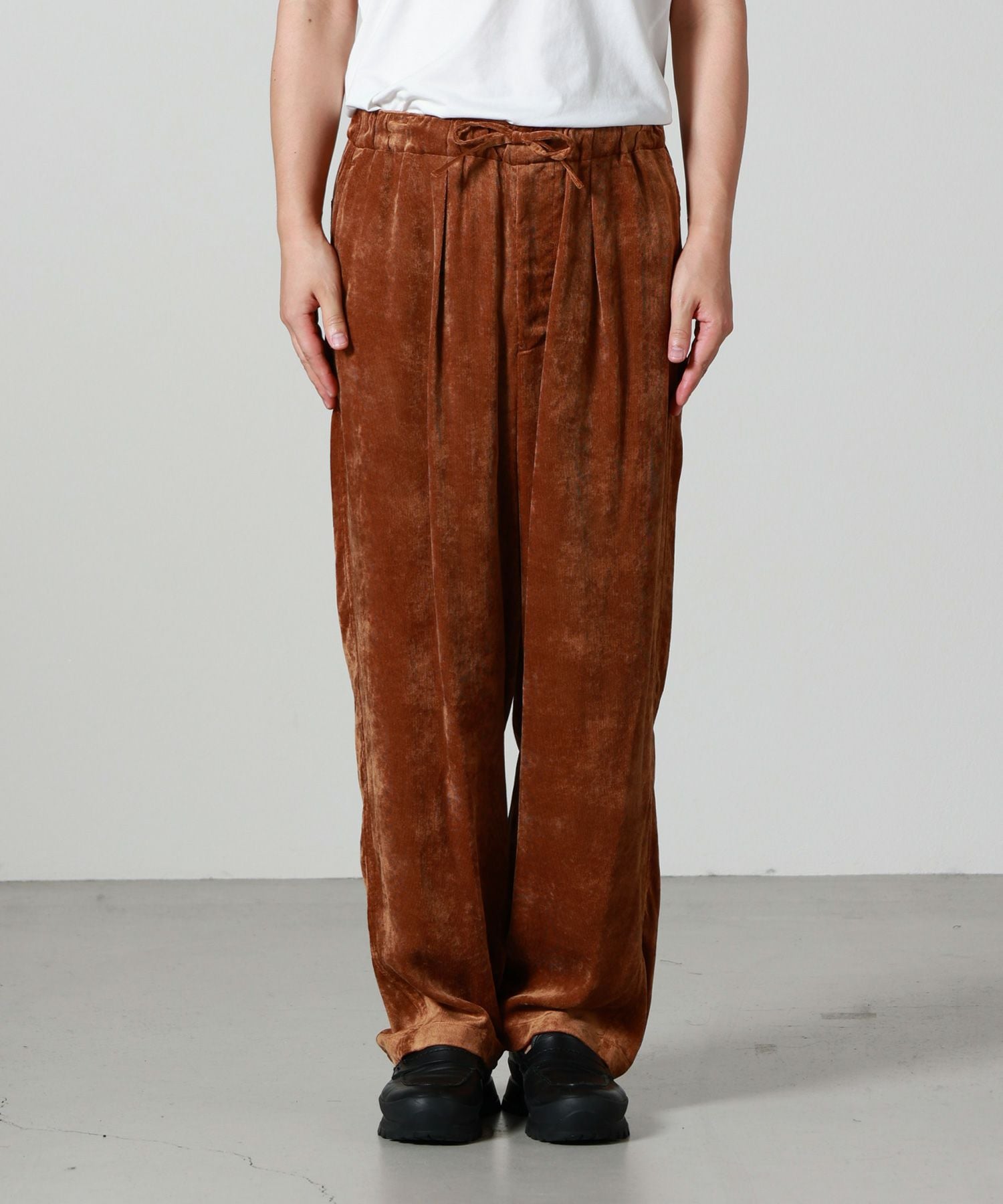 YOKE(ヨーク)】 Rayon Corduroy 1Pleated Easy Pants｜PARIGOT ONLINE