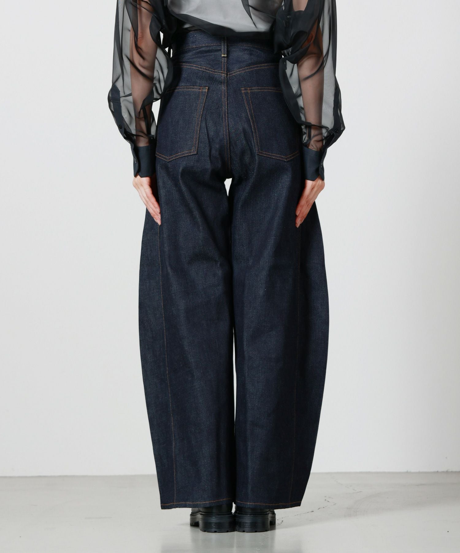 HYKE(ハイク)】 ≪GENDERLESS≫DENIM BARREL-LEG JEANS｜PARIGOT