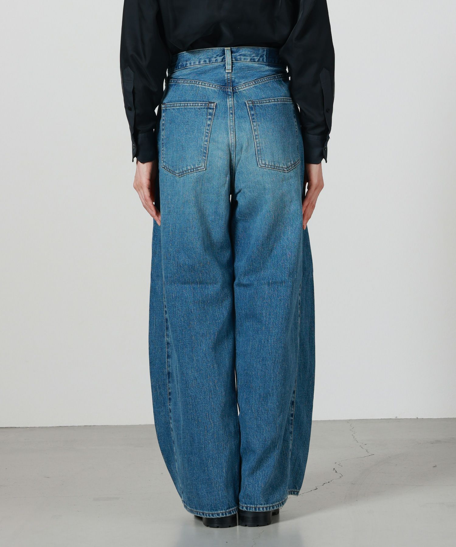 HYKE(ハイク)】 ≪GENDERLESS≫DENIM BARREL-LEG JEANS｜PARIGOT
