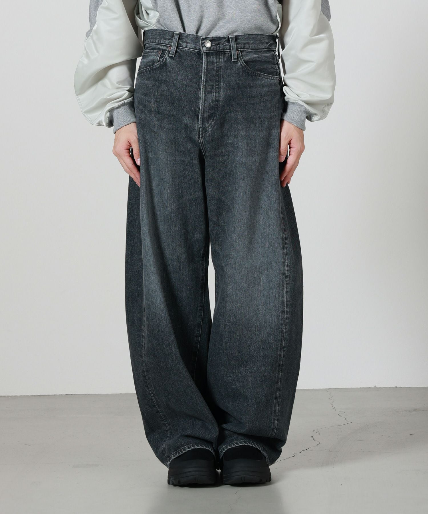 HYKE(ハイク)】 ≪GENDERLESS≫DENIM BARREL-LEG JEANS｜PARIGOT