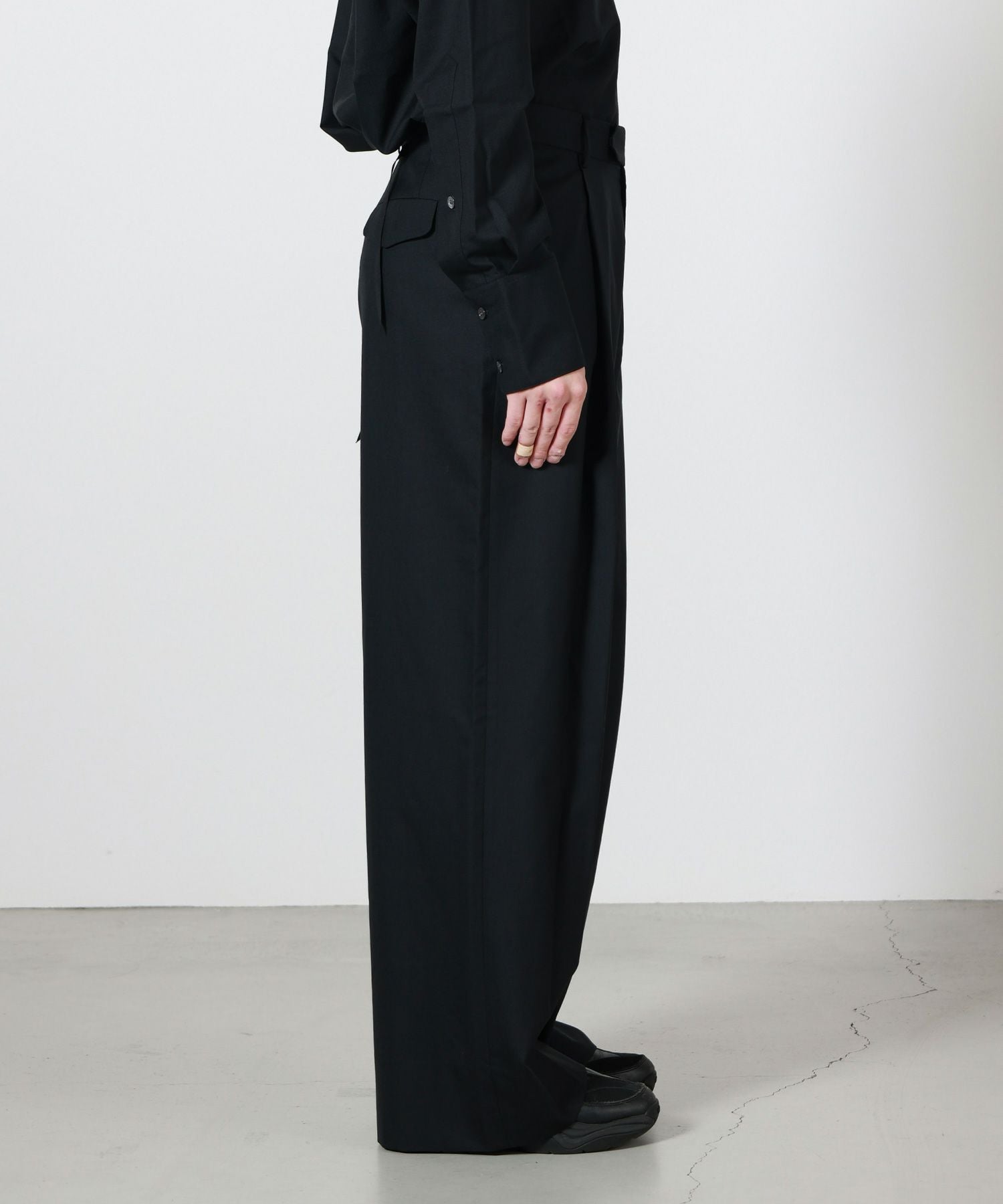MARINA YEE(マリナイー)】 DUNE/Wide-legged pleated trousers