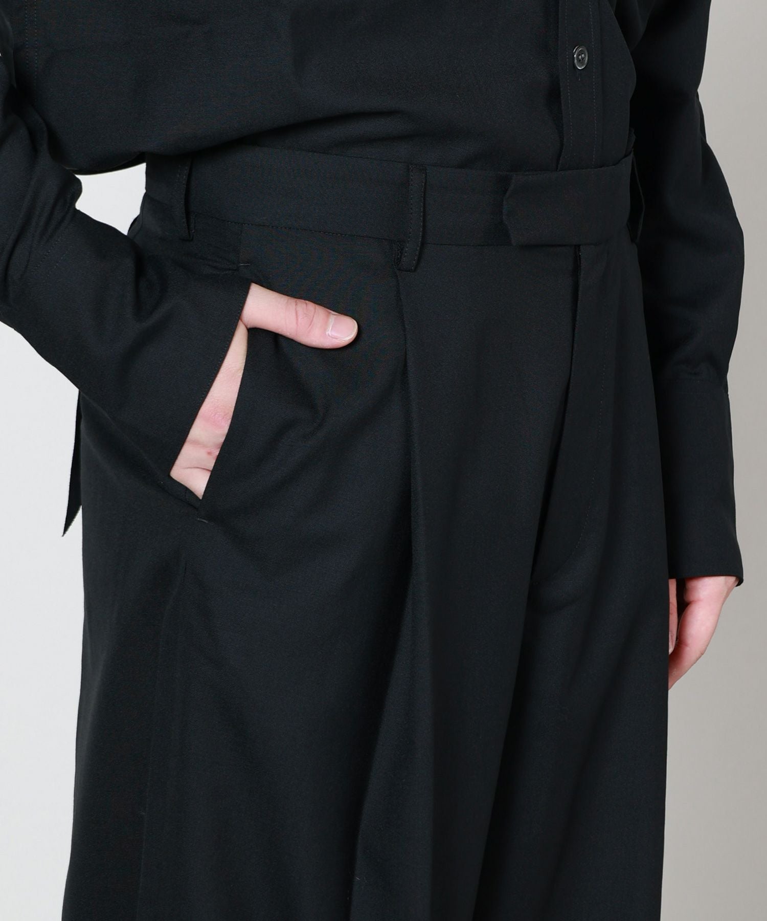 MARINA YEE(マリナイー)】 DUNE/Wide-legged pleated trousers