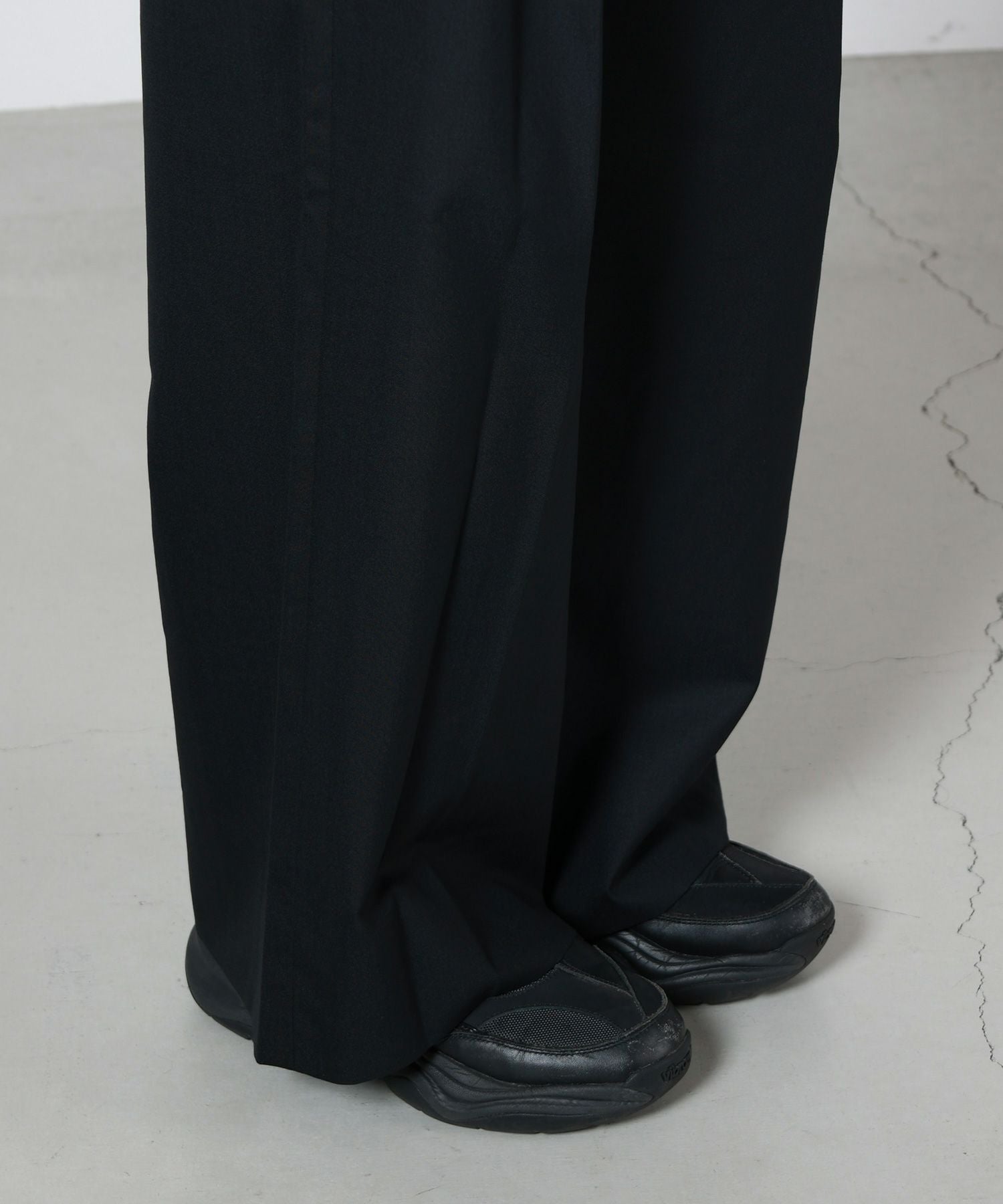MARINA YEE(マリナイー)】 DUNE/Wide-legged pleated trousers