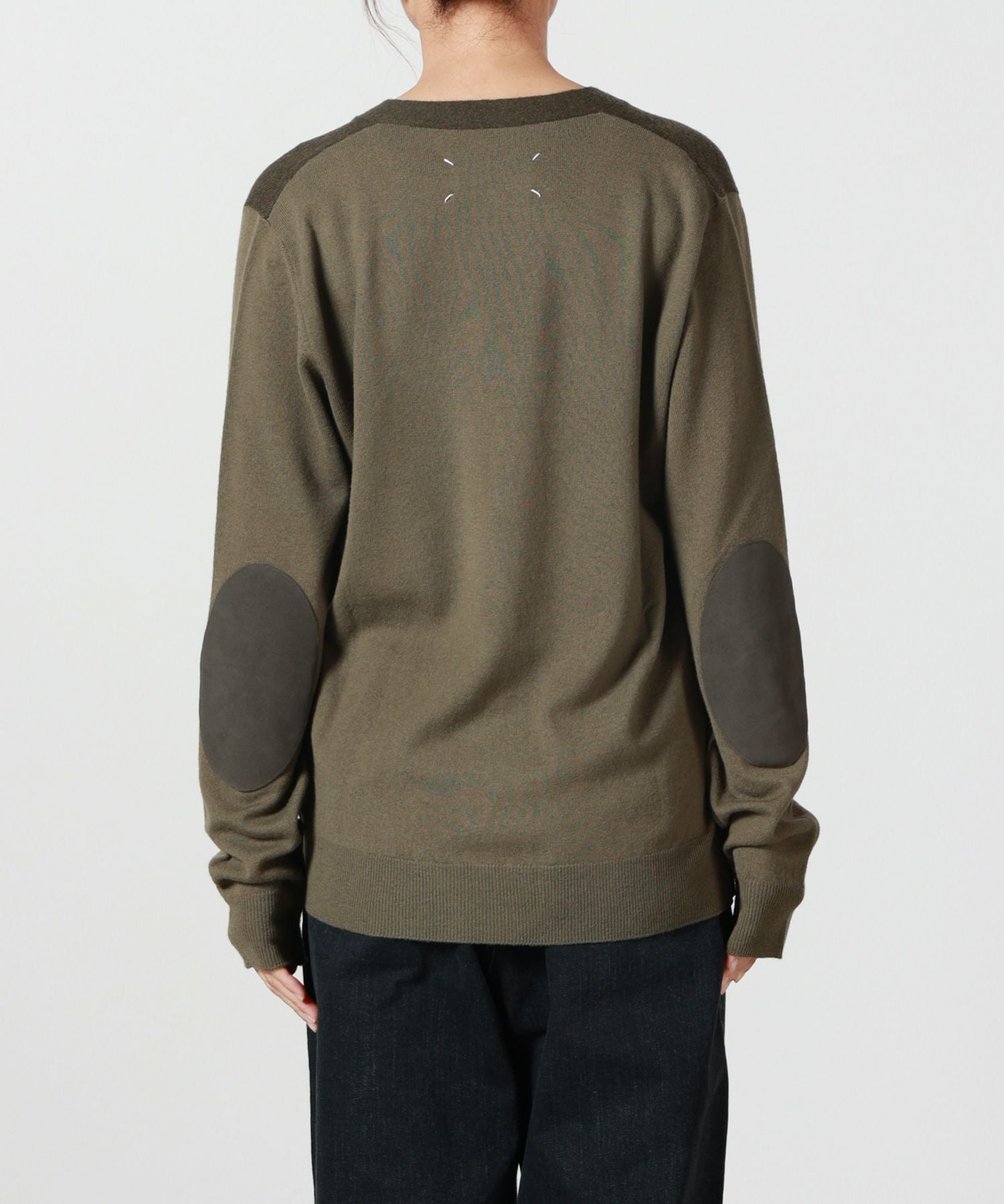 マルジェラ/オリーブグリーン Vネック カーディガン 肘パッチ付き Maison Margiela(メゾンマルジェラ)】CARDIGAN｜PARIGOT ONLINE