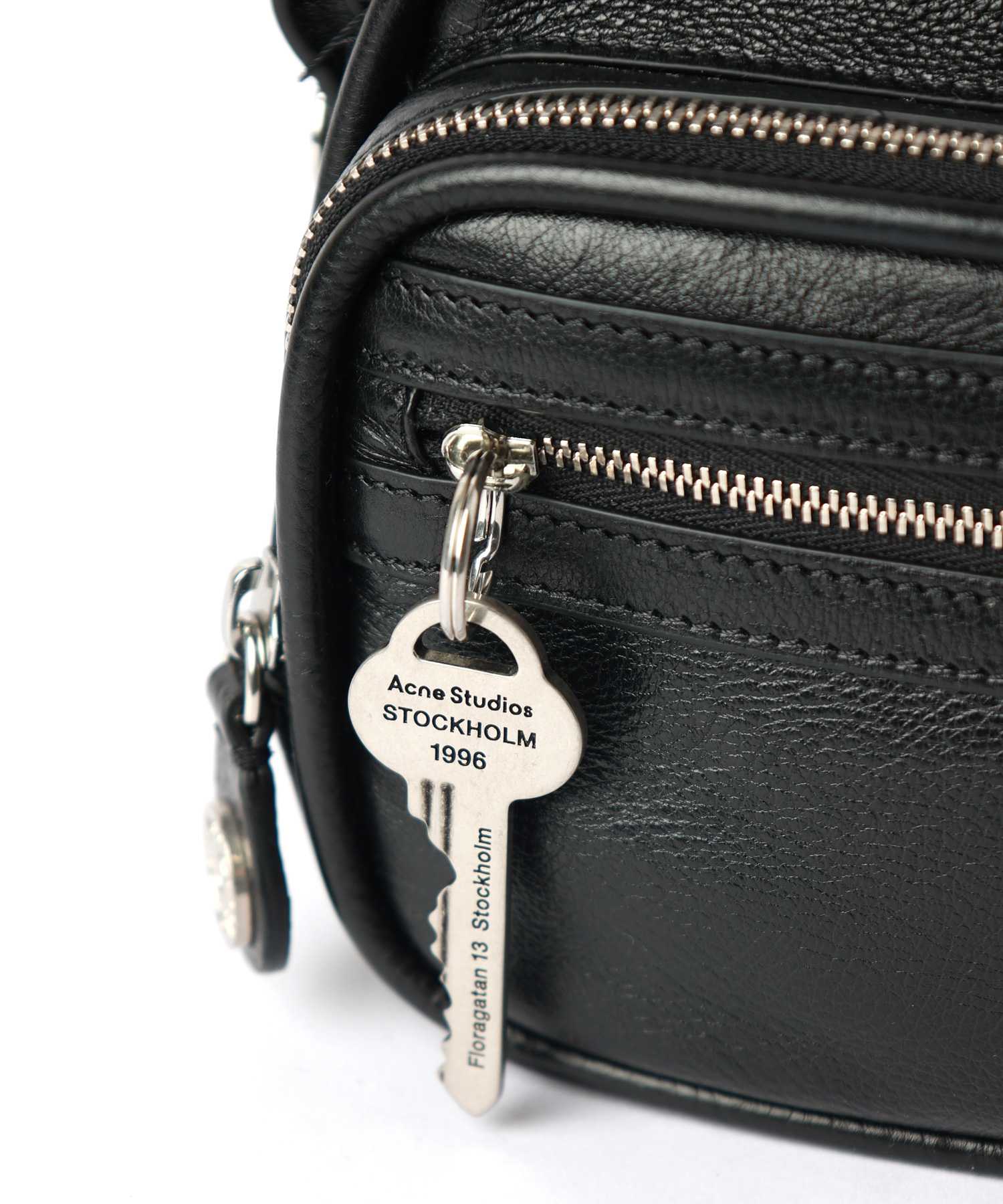 Acne Studios(アクネストゥディオズ)】 CAMERO KIT クロスボディバッグ