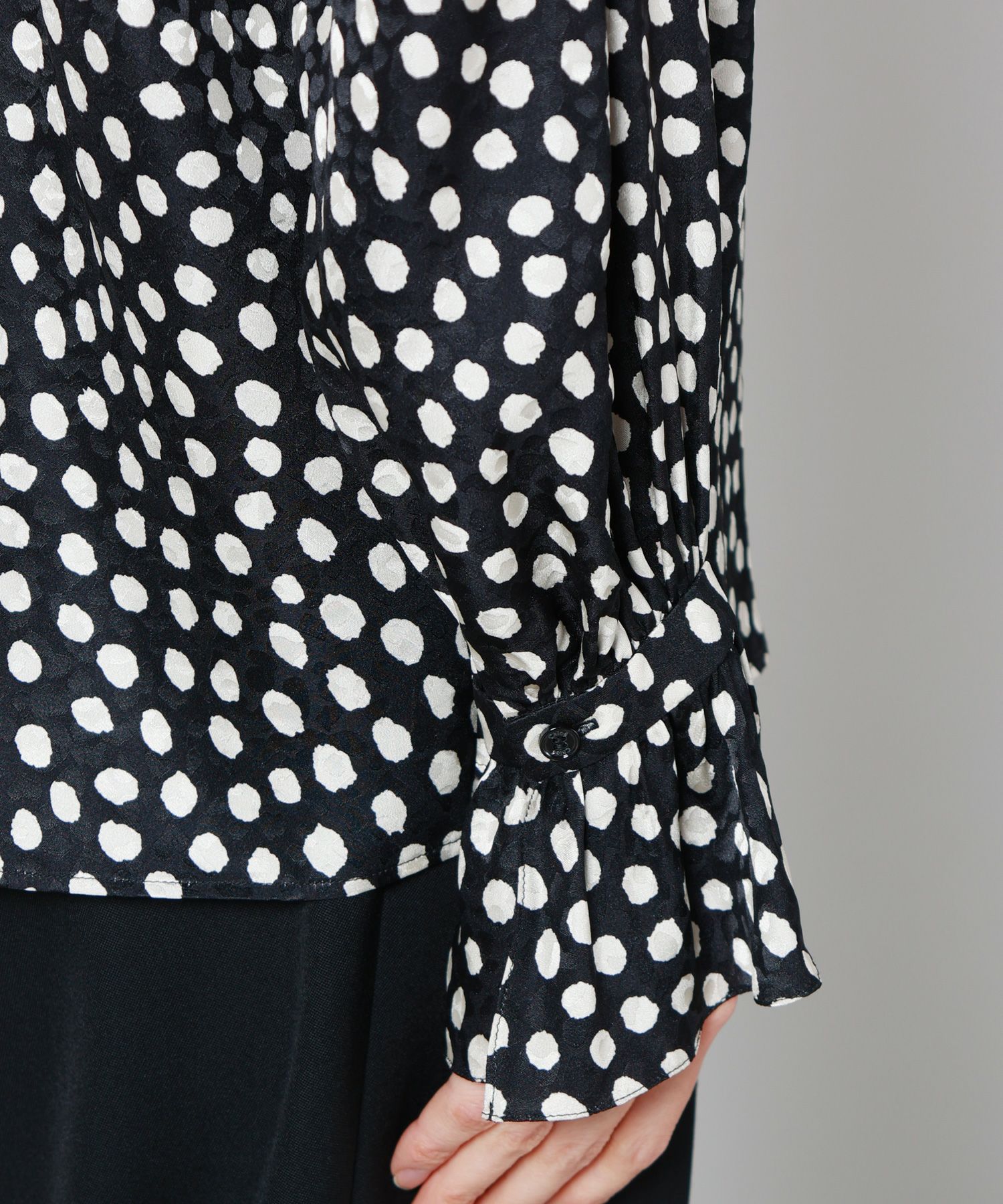 Chloe(クロエ)】 タイフロントラッフルブラウス｜PARIGOT ONLINE
