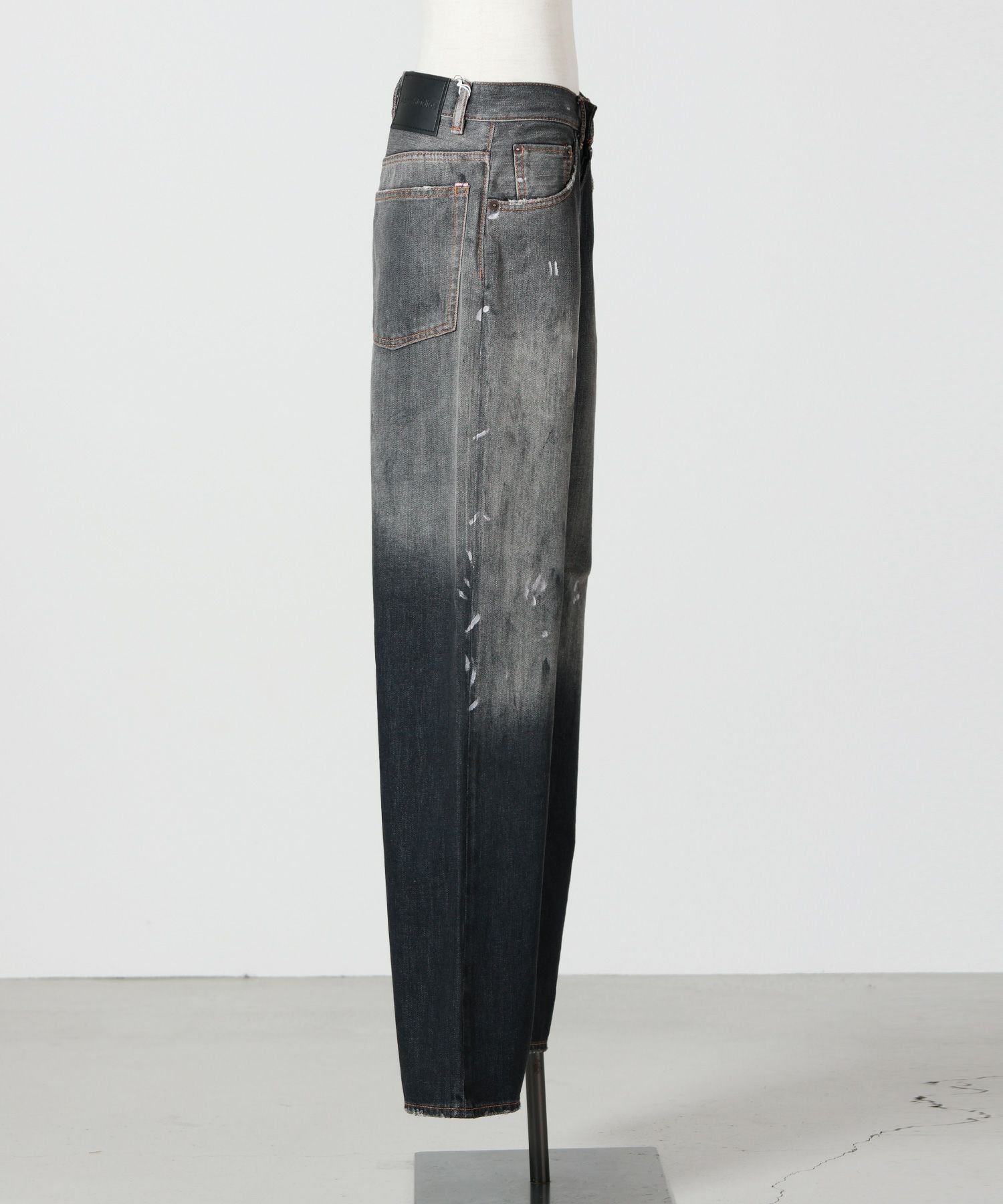 Acne Studios(アクネストゥディオズ)】 ルーズフィットジーンズ