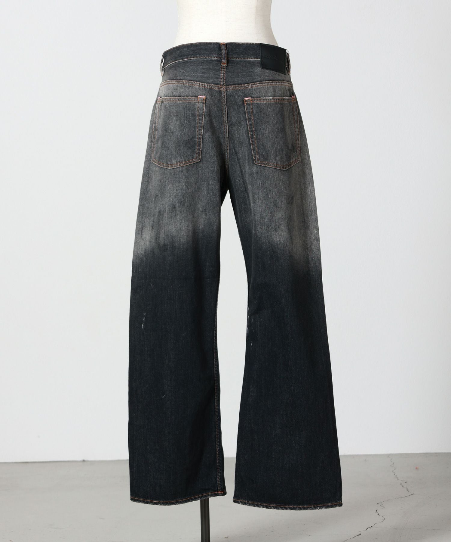 Acne Studios(アクネストゥディオズ)】 ルーズフィットジーンズ