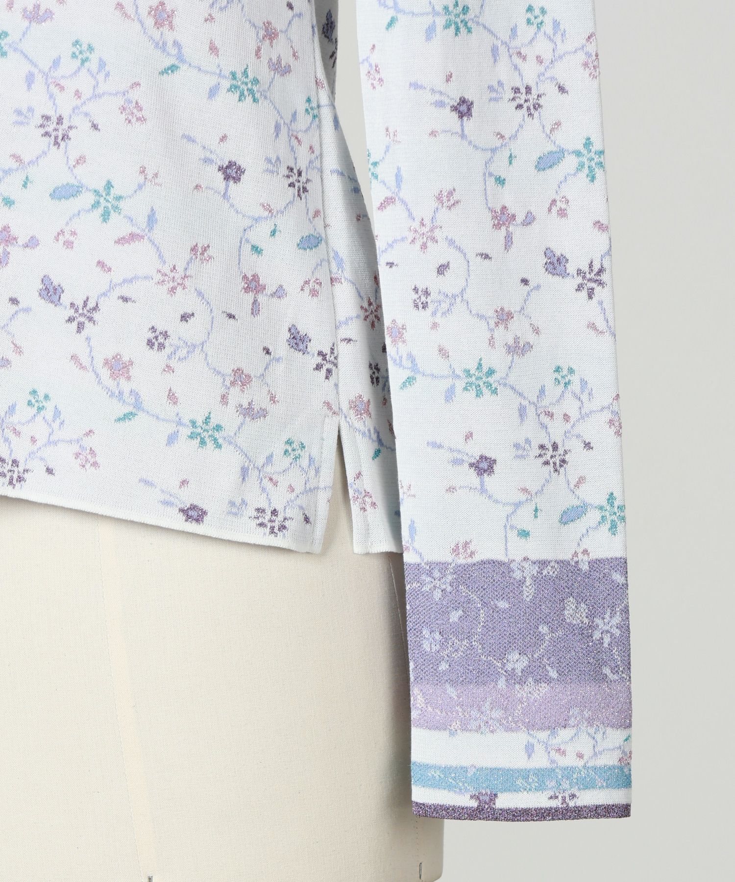 Mame Kurogouchi(マメ クロゴウチ)】 Floral Motif Glitter High Neck