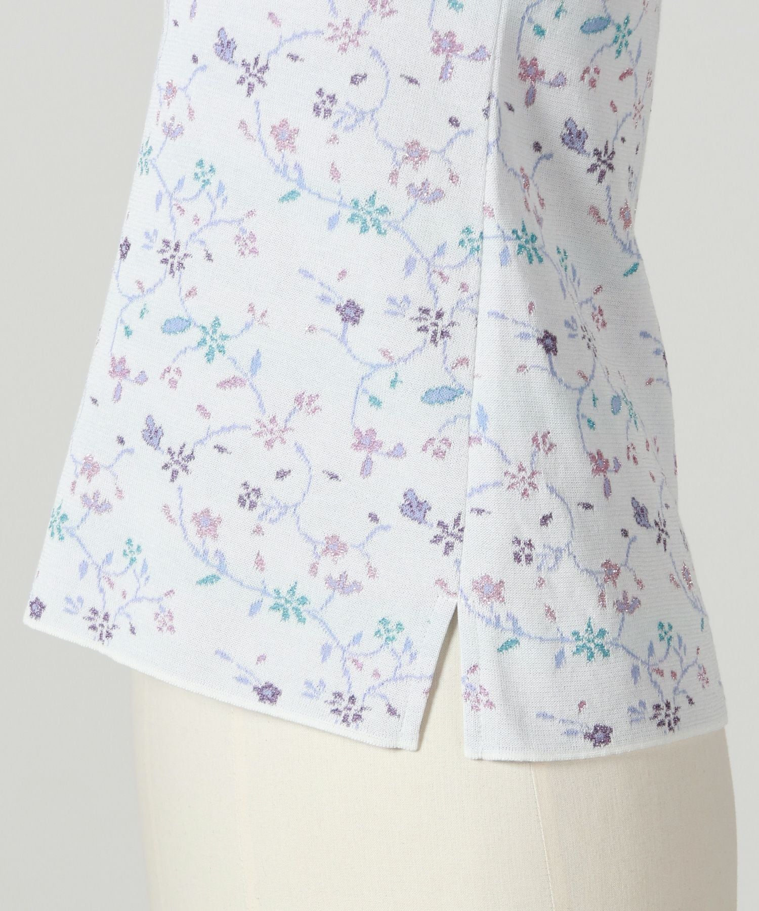 Mame Kurogouchi(マメ クロゴウチ)】 Floral Motif Glitter High Neck