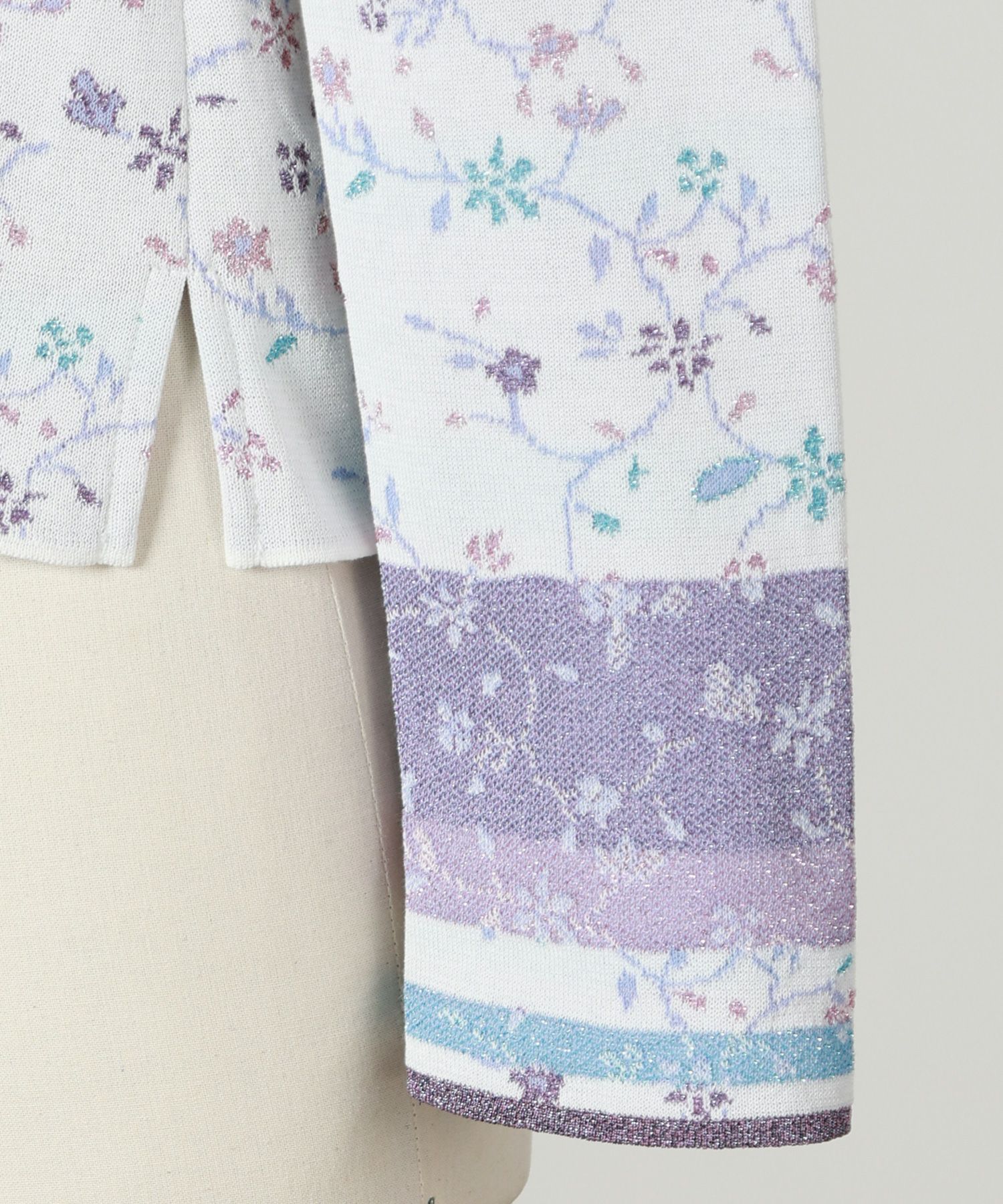 Mame Kurogouchi(マメ クロゴウチ)】 Floral Motif Glitter High Neck