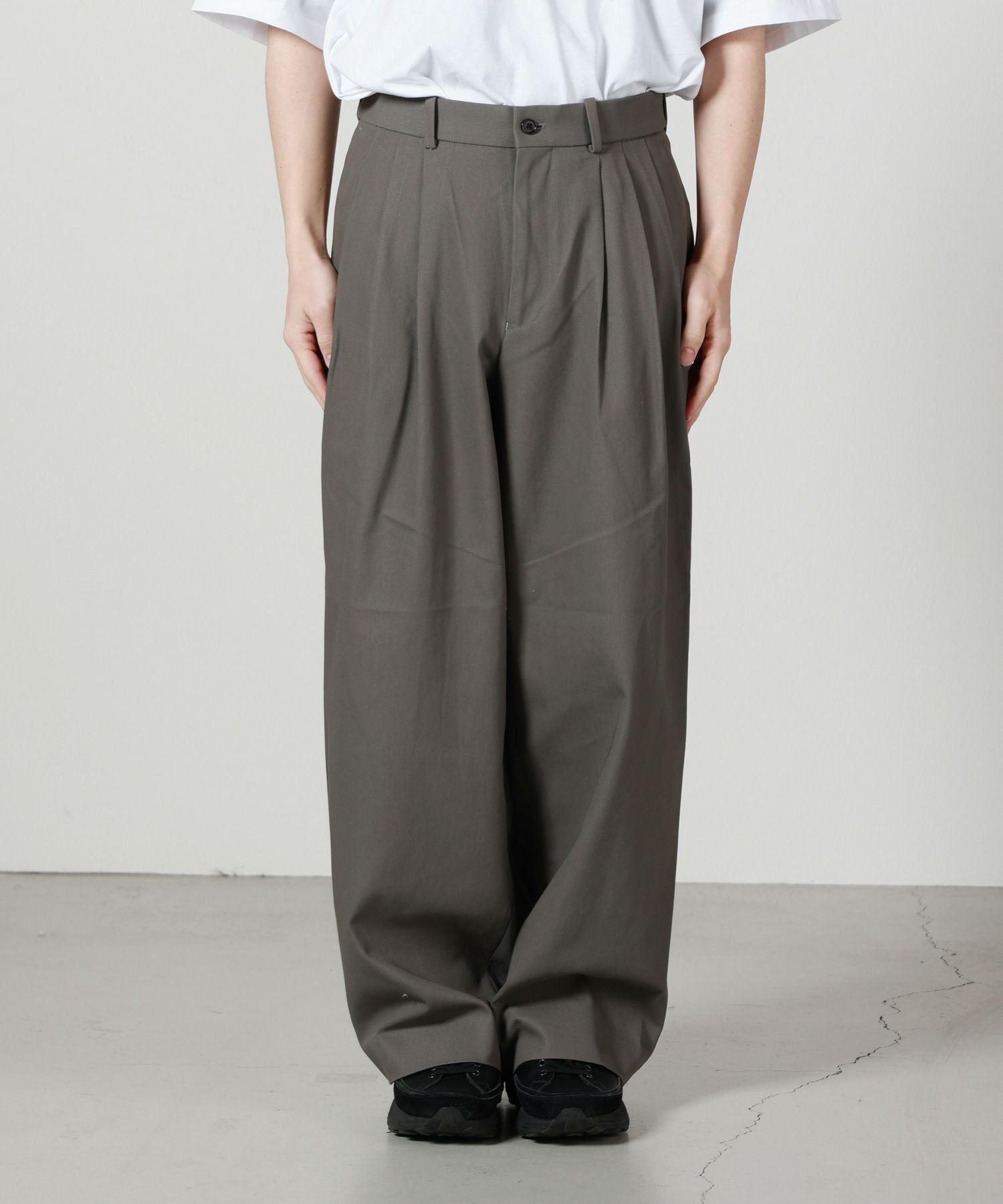 MARKAWARE(マーカウェア)】 TRIPLE PLEATED WIDE TROUSERS ORGANIC
