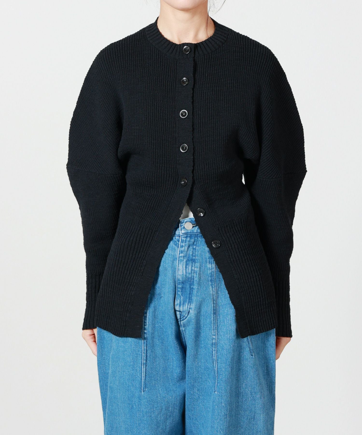 AKIRANAKA(アキラナカ)】 Greer crew neck knit cardigan｜PARIGOT