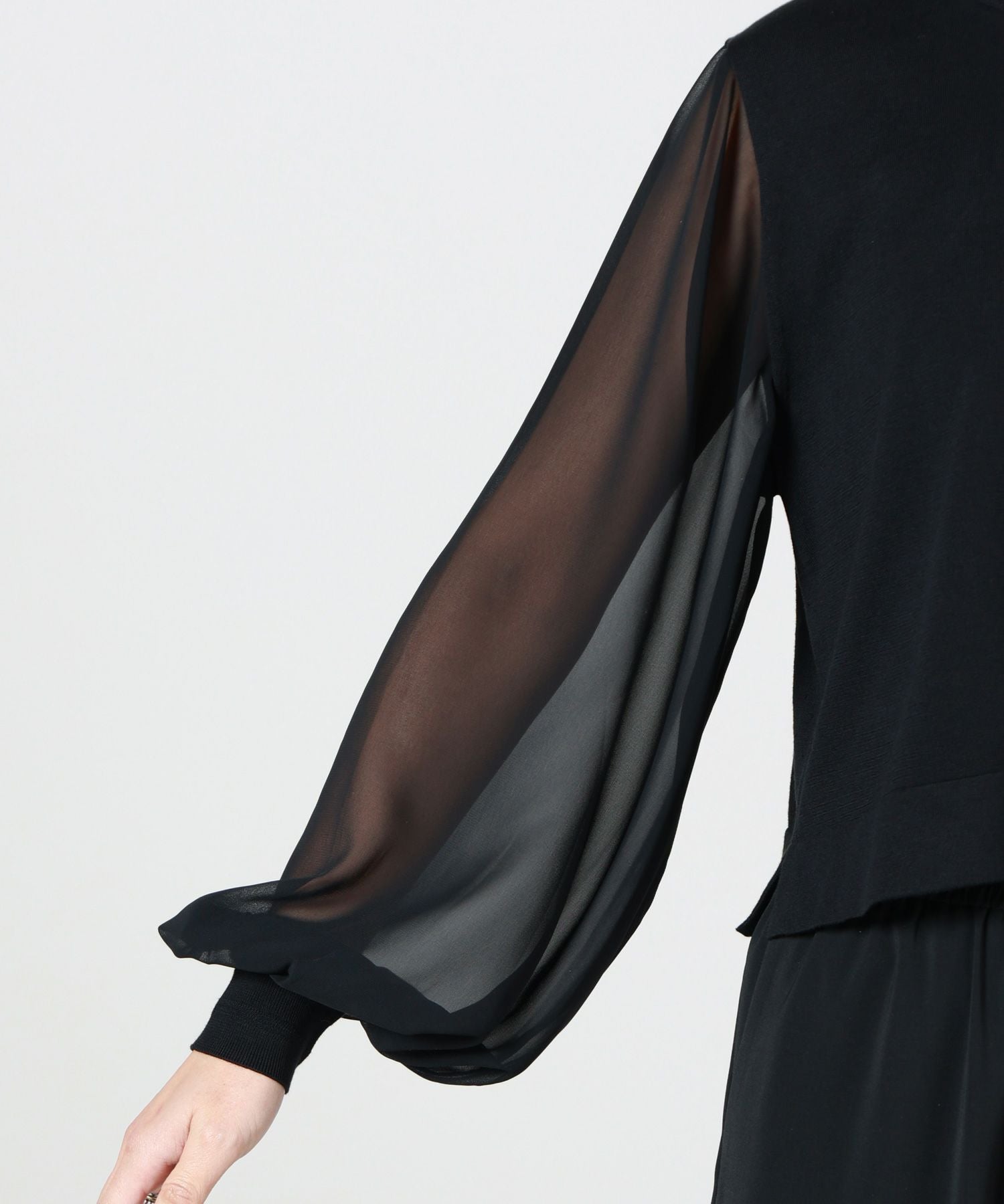 HYKE(ハイク)】 SHEER SLEEVE CREW NECK CROPPED KNIT｜PARIGOT ONLINE