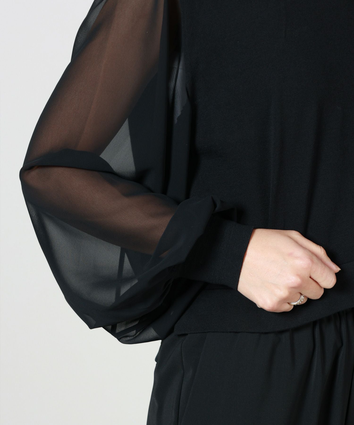 HYKE(ハイク)】 SHEER SLEEVE CREW NECK CROPPED KNIT｜PARIGOT ONLINE