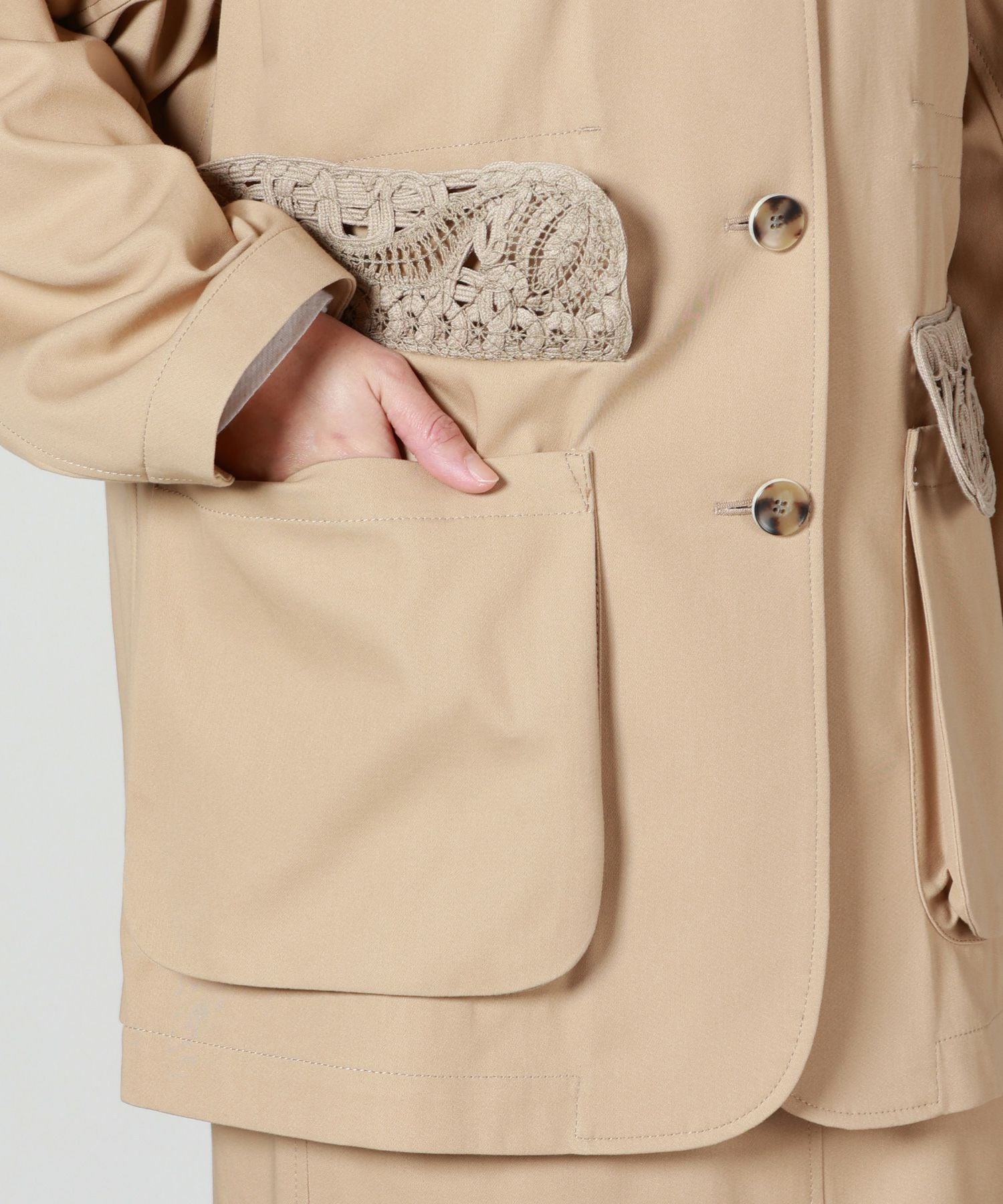 Mame Kurogouchi(マメ クロゴウチ)】 Cording Embroidery Detailed