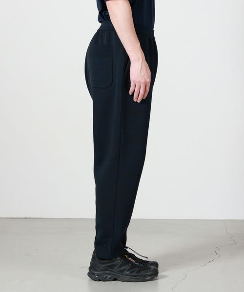 前シーズンのMILAN TAPERED PANTSを着用した横からの参考画像