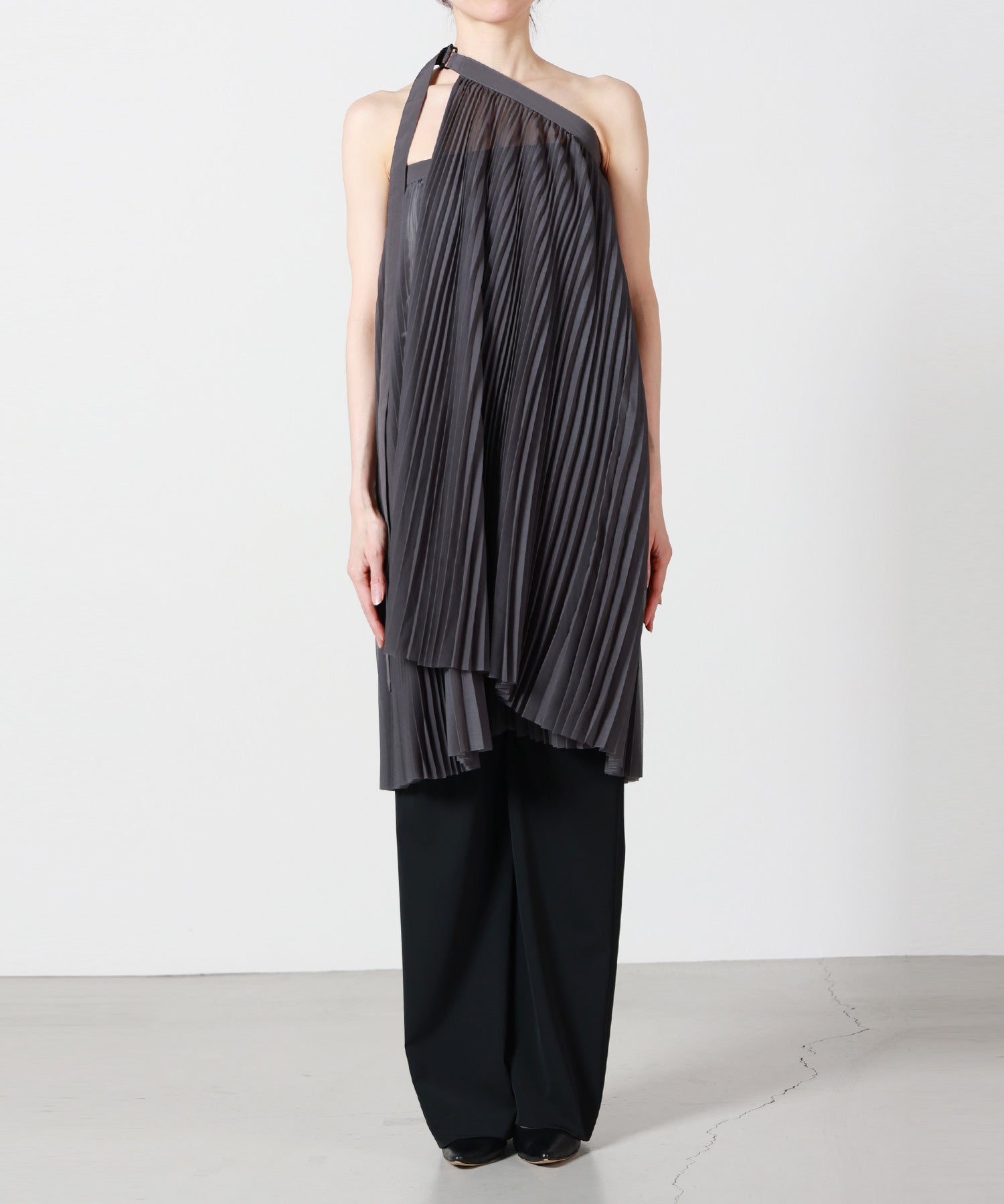  HYKE プリーツドレス　マーブルグラフィックプリント　ブラック HYKE(ハイク)】 SHEER PLEATED WRAP DRESS｜PARIGOT ONLINE（パリゴ