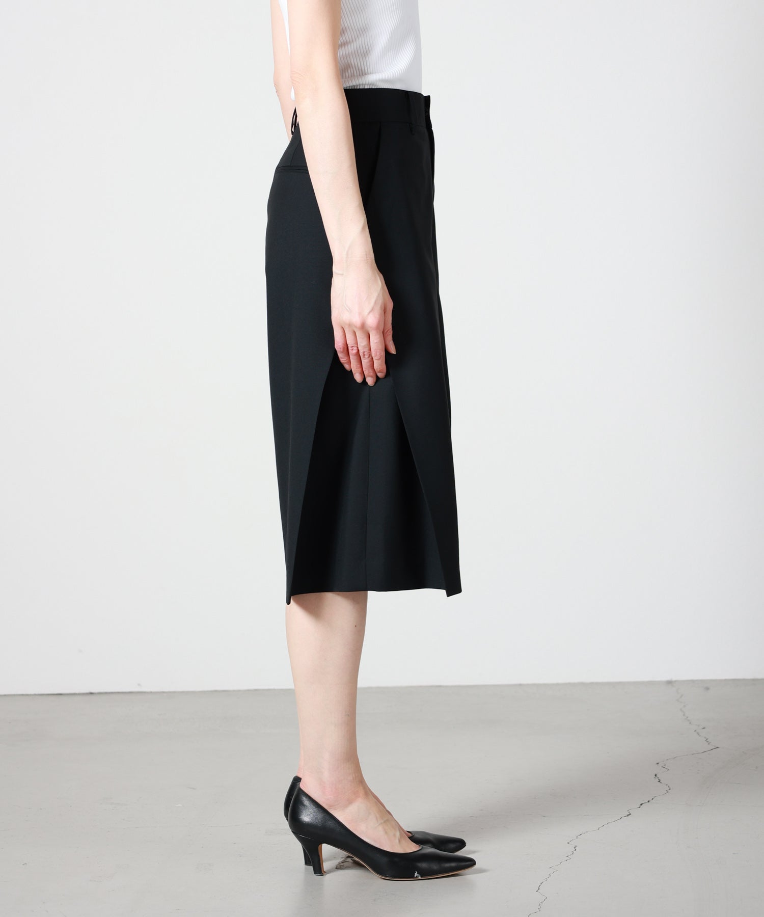 HYKE(ハイク)】 WOOL SIDE TUCK SHORTS｜PARIGOT ONLINE（パリゴ