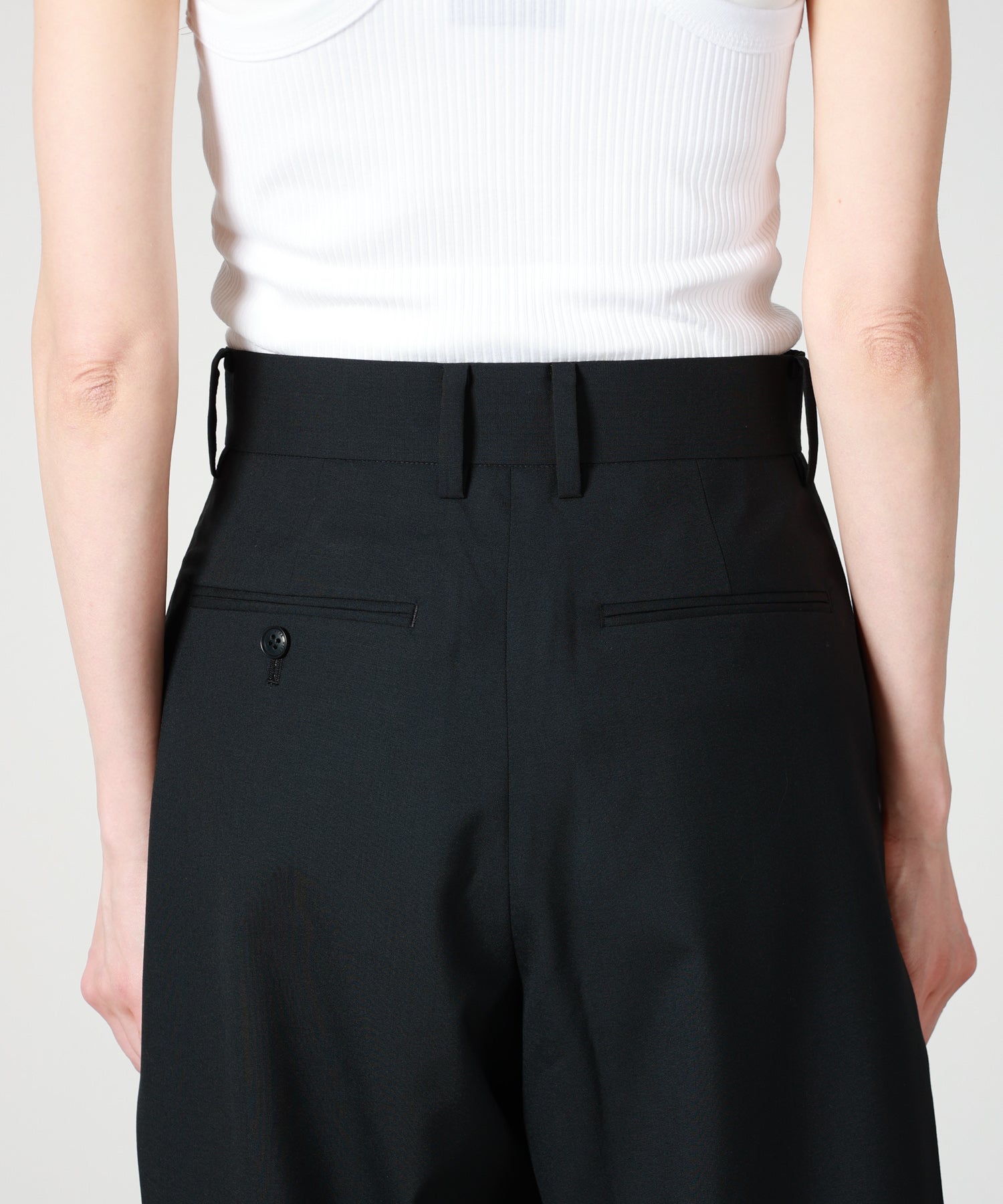 HYKE(ハイク)】 WOOL SIDE TUCK SHORTS｜PARIGOT ONLINE（パリゴ
