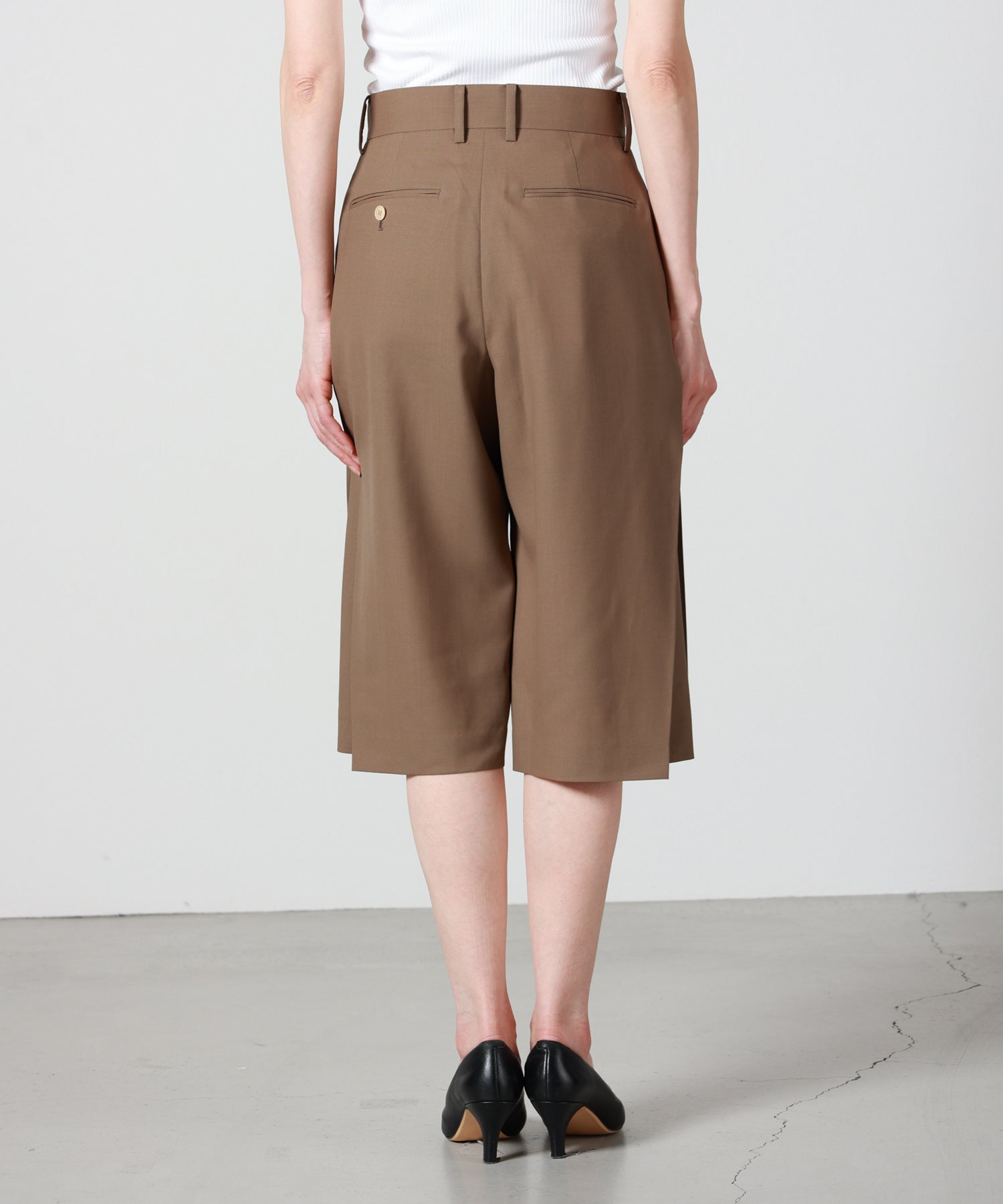 HYKE(ハイク)】 WOOL SIDE TUCK SHORTS｜PARIGOT ONLINE（パリゴ