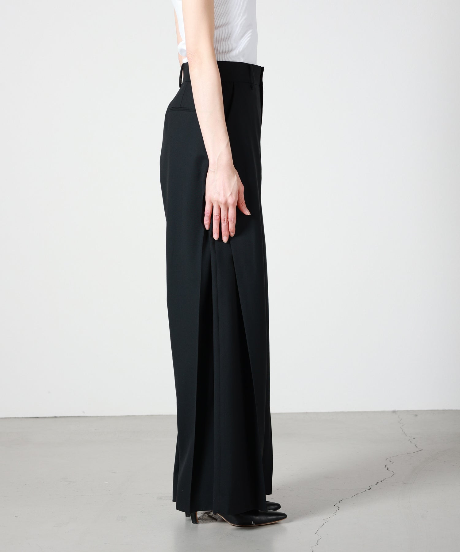 HYKE(ハイク)】 WOOL SIDE TUCK PANTS｜PARIGOT ONLINE（パリゴ