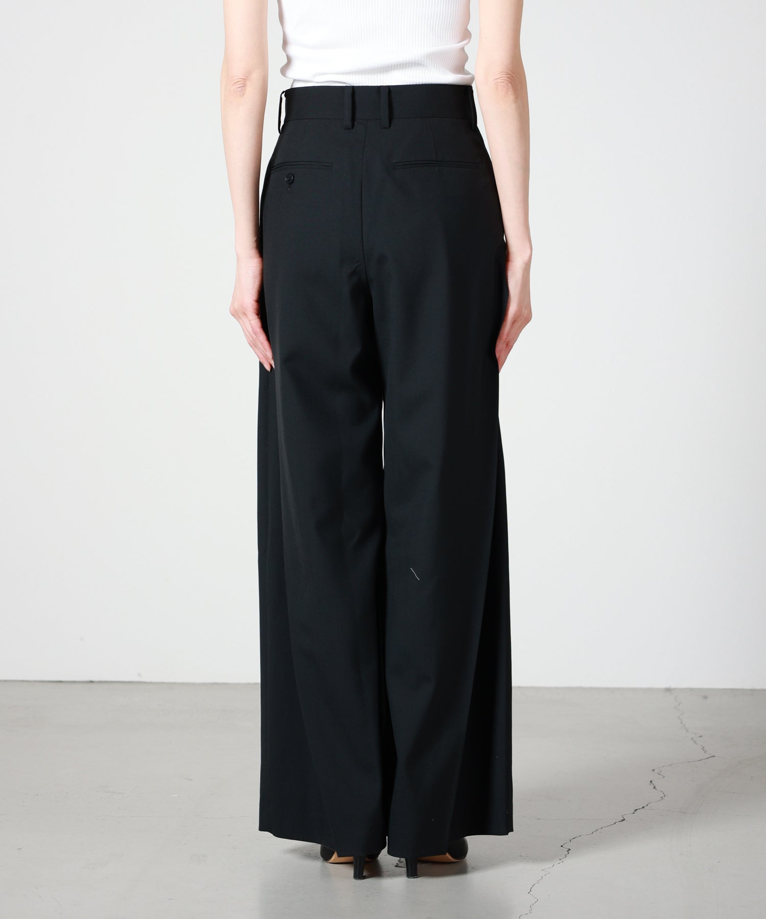 HYKE(ハイク)】 WOOL SIDE TUCK PANTS｜PARIGOT ONLINE（パリゴ