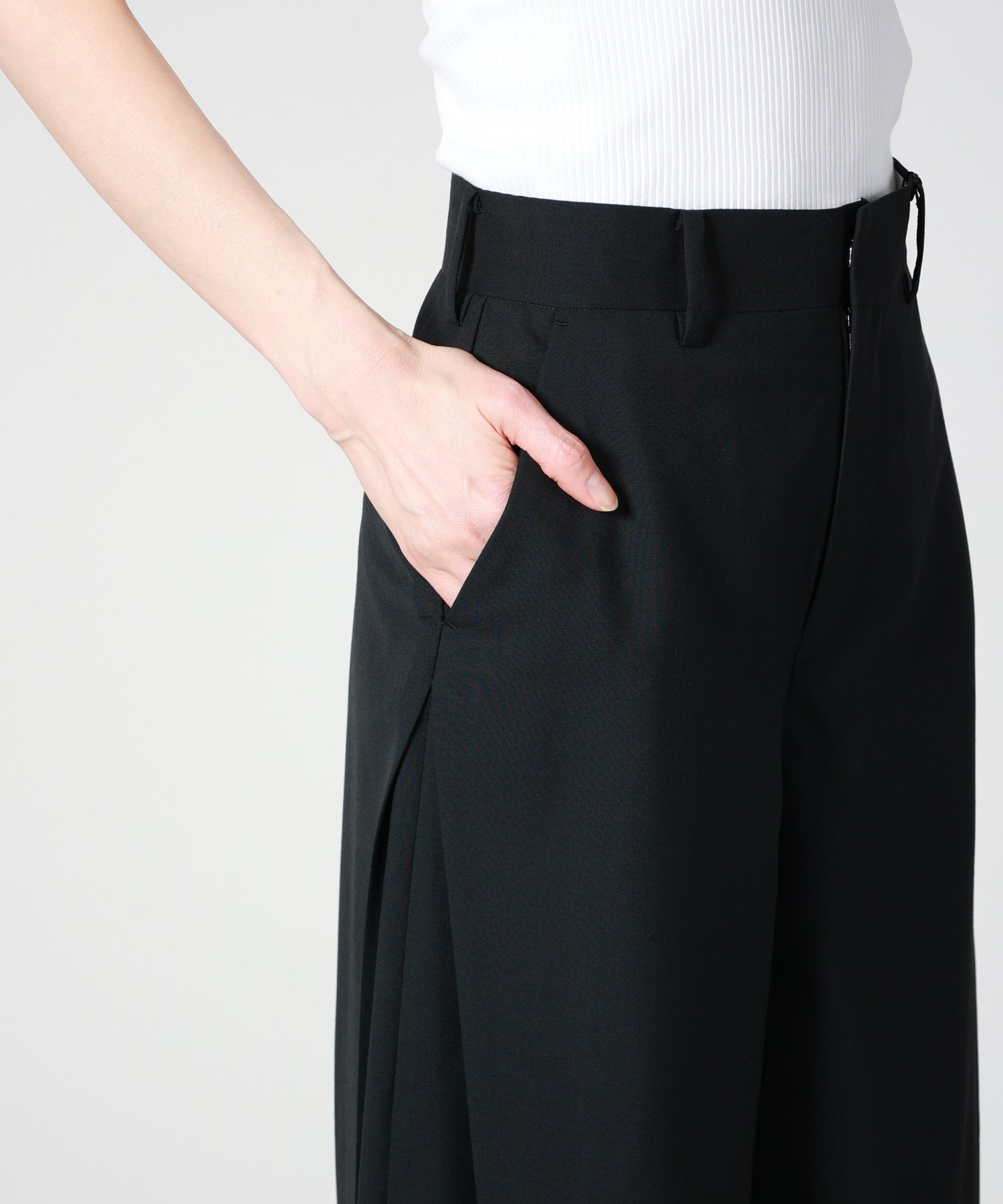 HYKE(ハイク)】 WOOL SIDE TUCK PANTS｜PARIGOT ONLINE（パリゴ