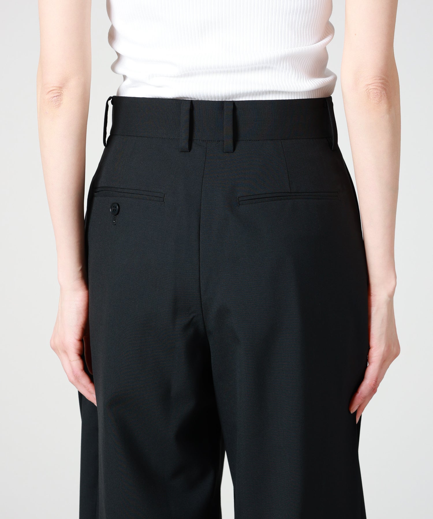 HYKE(ハイク)】 WOOL SIDE TUCK PANTS｜PARIGOT ONLINE（パリゴ