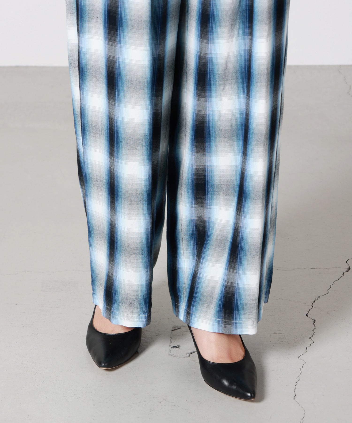 PHEENY(フィーニー)】 Rayon Ombre Check Gathered Pants｜PARIGOT