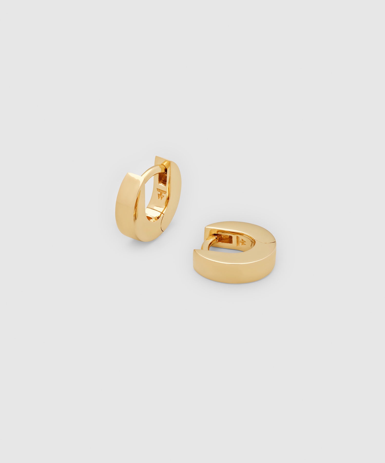 TOM WOOD(トムウッド)】 Beck Huggies Gold ピアス｜PARIGOT ONLINE
