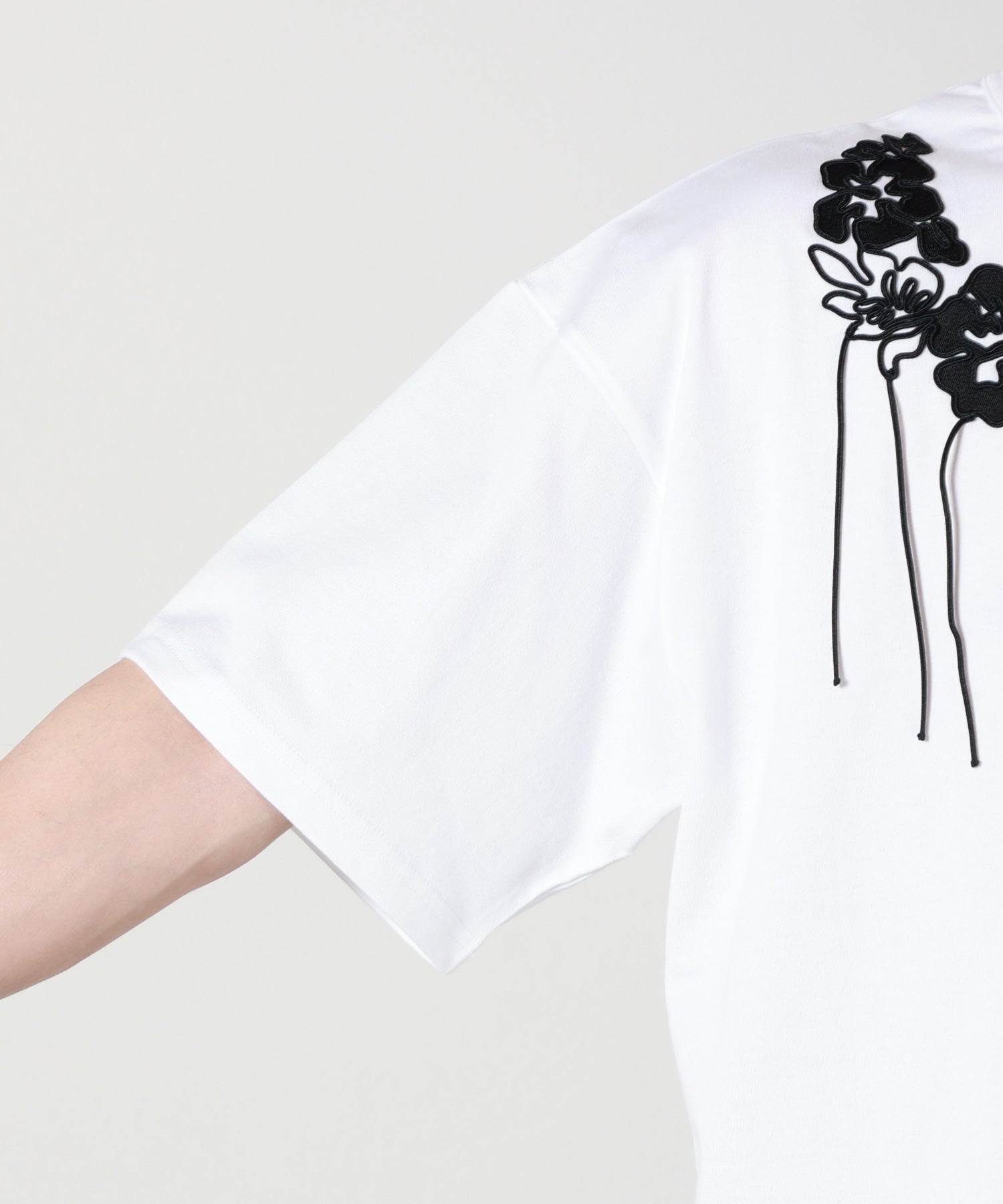 ヨシオクボ/新品タグ付 26SS アシンメトリー スウェット GADORO着 白 yoshio kubo(ヨシオクボ)】 CORD FLOWER S/S T｜PARIGOT ONLINE
