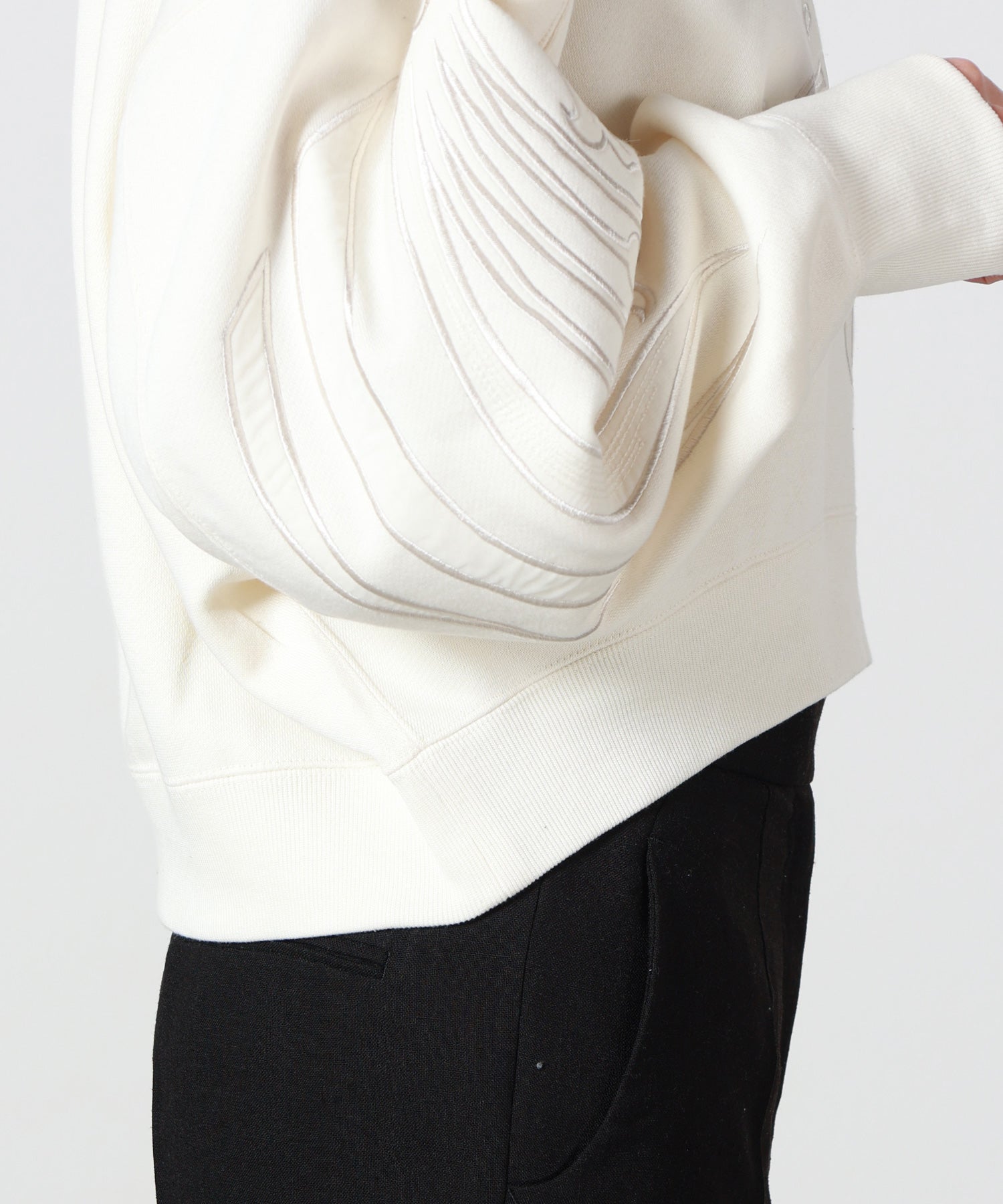 Mame Kurogouchi(マメ クロゴウチ)】 Floral Embroidery Short Sweat