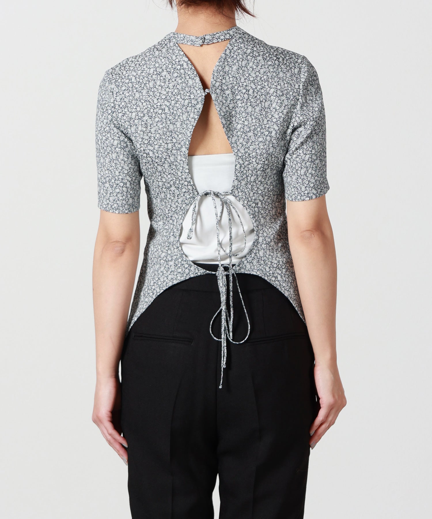 Mame Kurogouchi(マメ クロゴウチ)】 Floral Jacquard Open Back Top