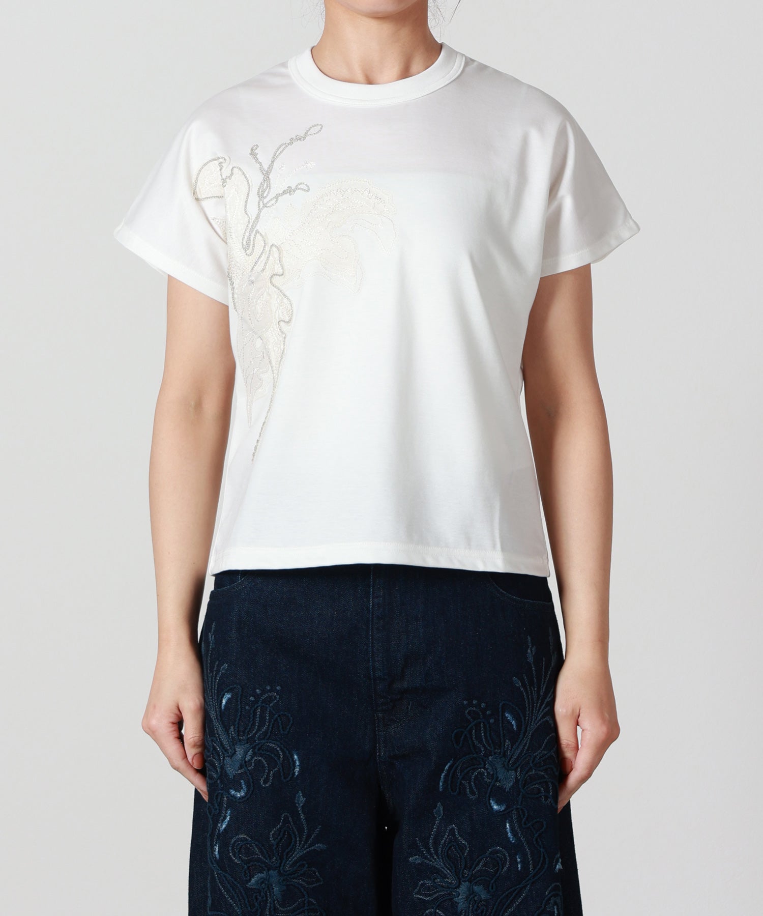 MURRAL(ミューラル)】 Flutter patchwork embroidered tops｜PARIGOT