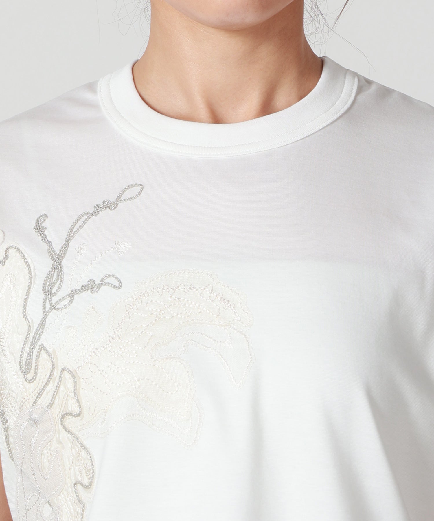 【新品未使用】ミューラル MURRAL トップス Tシャツ ホワイト MURRAL(ミューラル)】 Flutter patchwork embroidered tops｜PARIGOT
