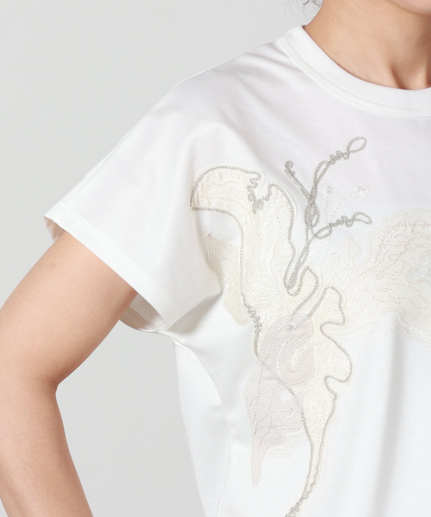 MURRAL(ミューラル)】 Flutter patchwork embroidered tops｜PARIGOT