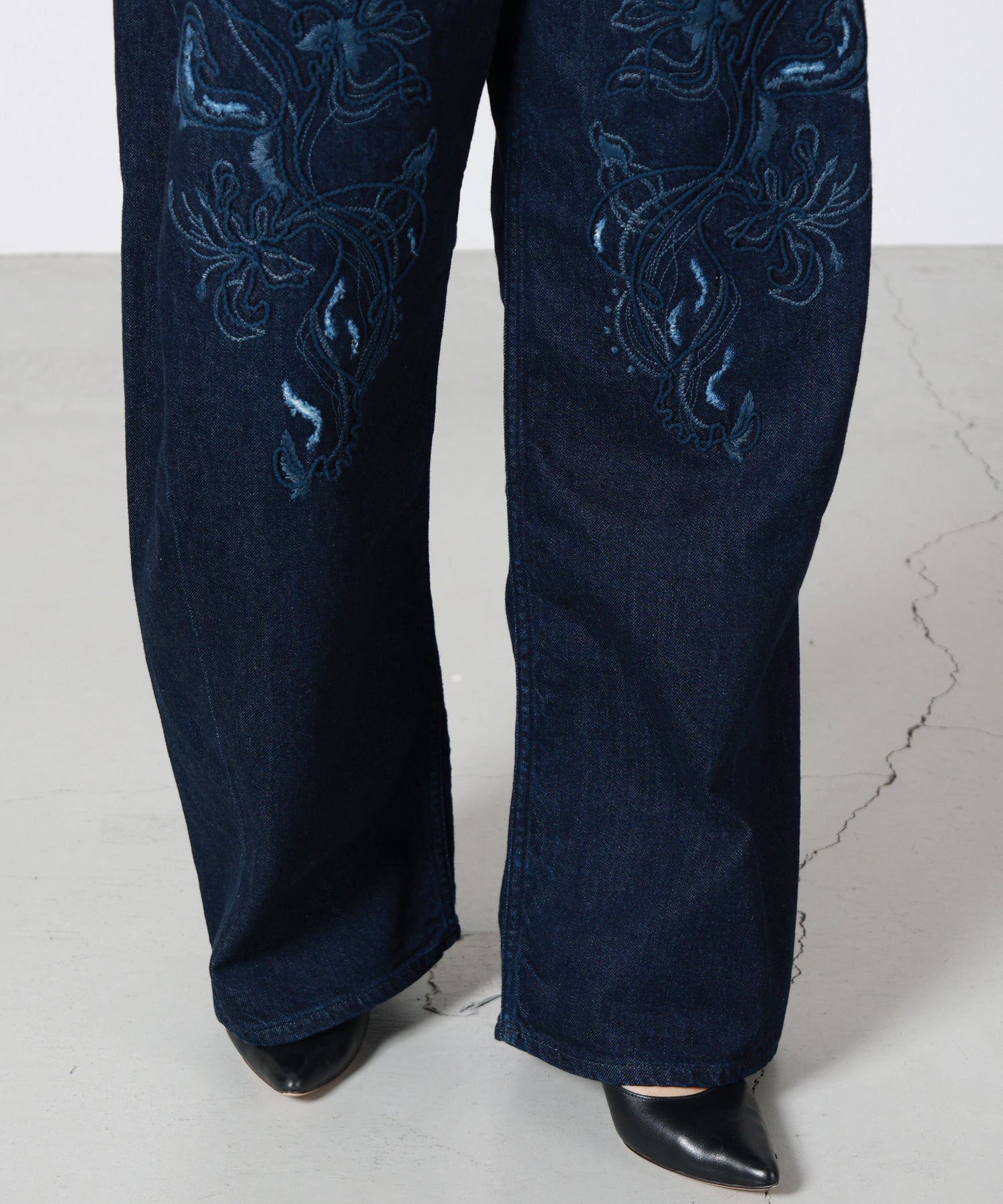 MURRAL(ミューラル)】 Nerine embroidered denim slacks｜PARIGOT