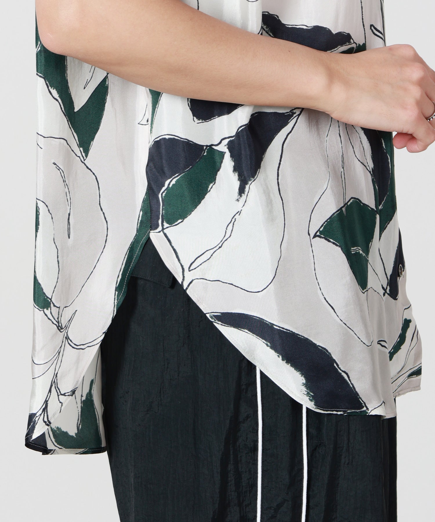 SACRA(サクラ)】 MODERN LEAVES TOP｜PARIGOT ONLINE（パリゴオンライン）