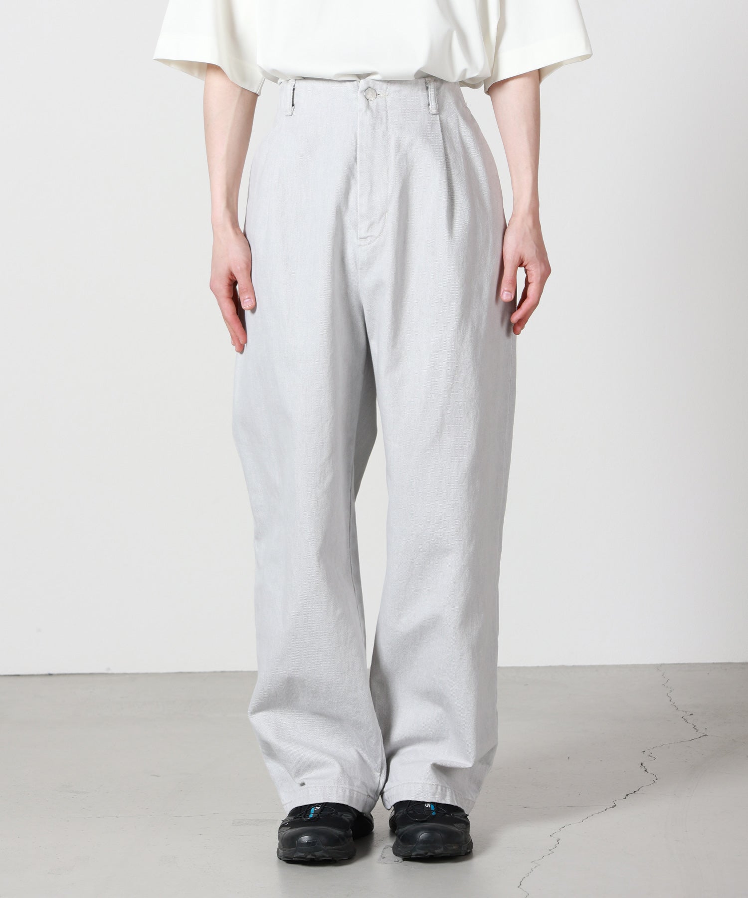YOKE(ヨーク)】 1pleated Wide Tapered Trousers｜PARIGOT ONLINE