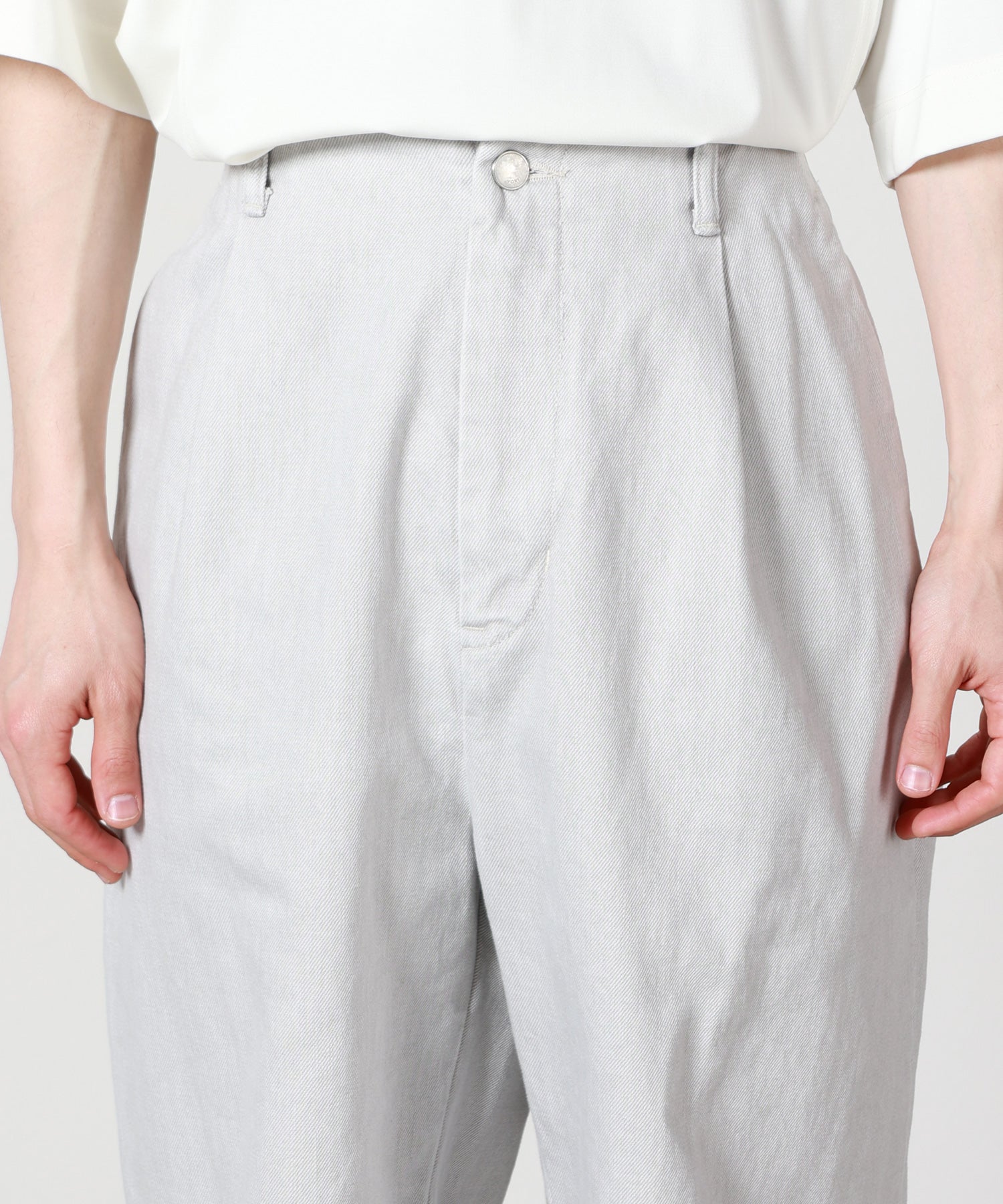 YOKE(ヨーク)】 1pleated Wide Tapered Trousers｜PARIGOT ONLINE