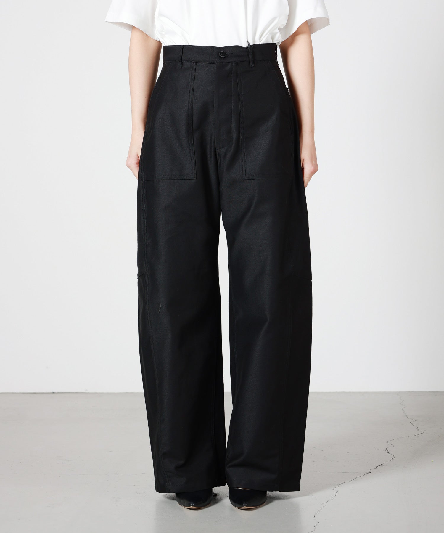 HYKE(ハイク)】 ≪Genderless≫BACK SATIN BARREL-LEG PANTS｜PARIGOT