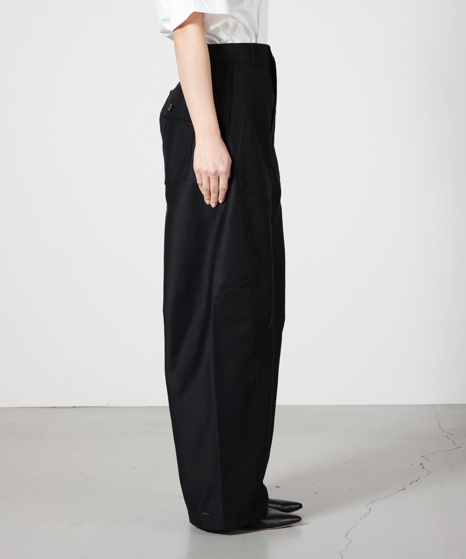 HYKE(ハイク)】 ≪Genderless≫BACK SATIN BARREL-LEG PANTS｜PARIGOT